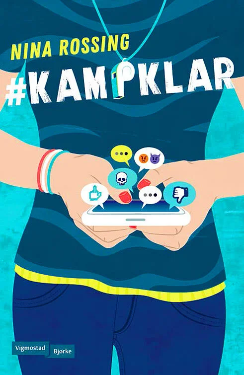 #Kampklar er en skremmende aktuell roman som viser deg sosiale mediers mørke sider. Det er også en historie om vennskapets makt, mot og viljen til ikke å forbli et offer.. LES MER