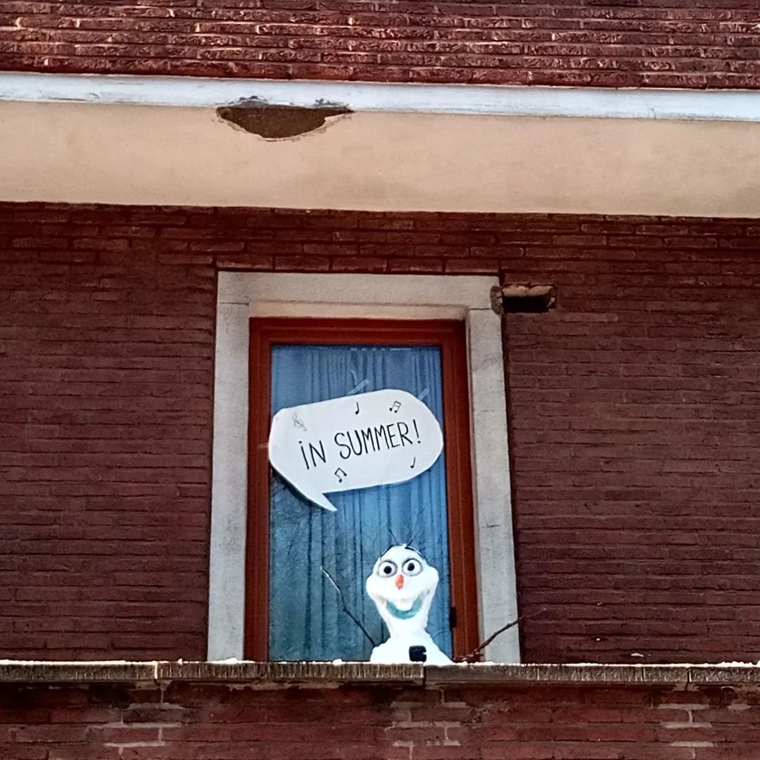 Made an Olaf out of snow. 
Let's see how long he will last...probably not until summer 😅

Second picture is a work in progress pic.

#olaf #olaffrozen #frozen #doyouwannabuildasnowman #snowart #disney