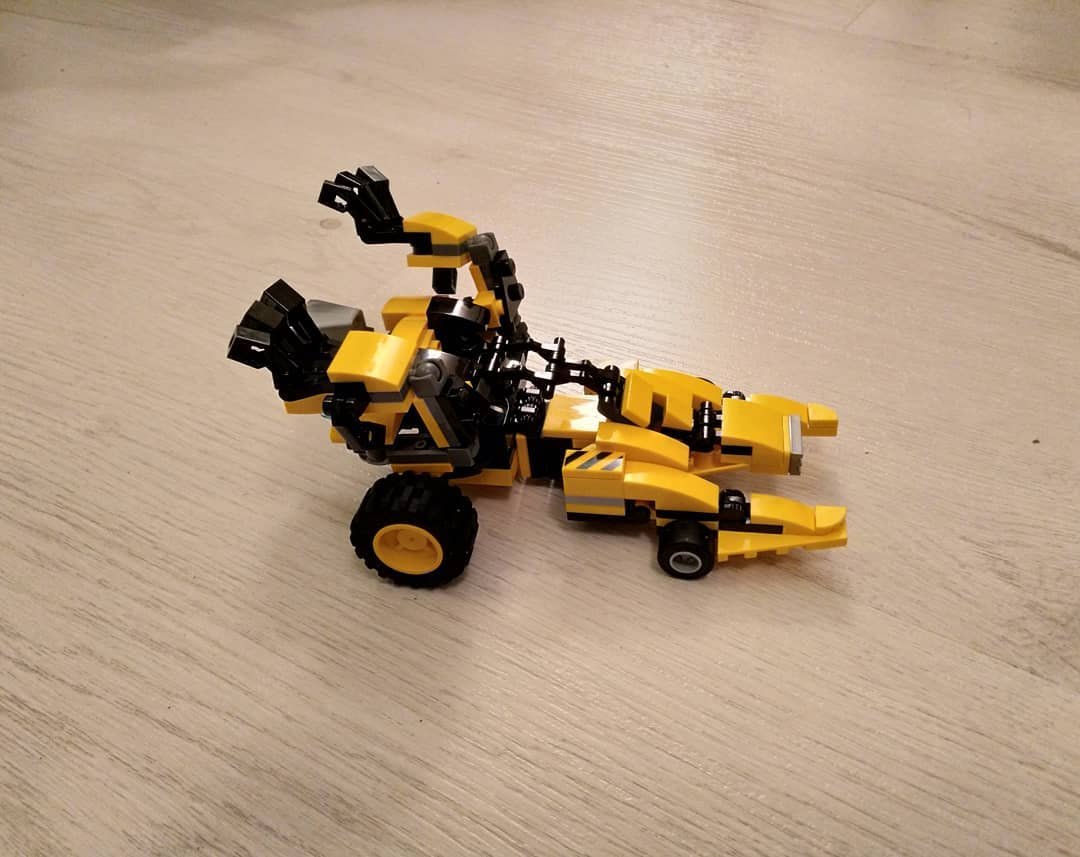 Finished my build for this week's LEGO⁣⁣
Masters challenge: a living car!⁣⁣
⁣⁣
This hot-rod car can actually transform into a robot! 🤖⁣⁣
⁣⁣
Because of the color scheme I chose it ended up looking a lot like Bumblebee :D⁣⁣
⁣
I might post a short stop