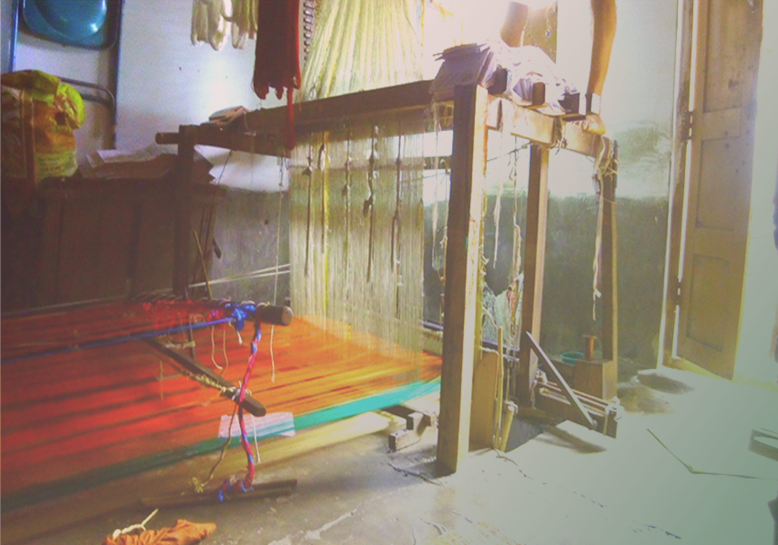 Image above : an orange hand-loom saree with green border in progress.