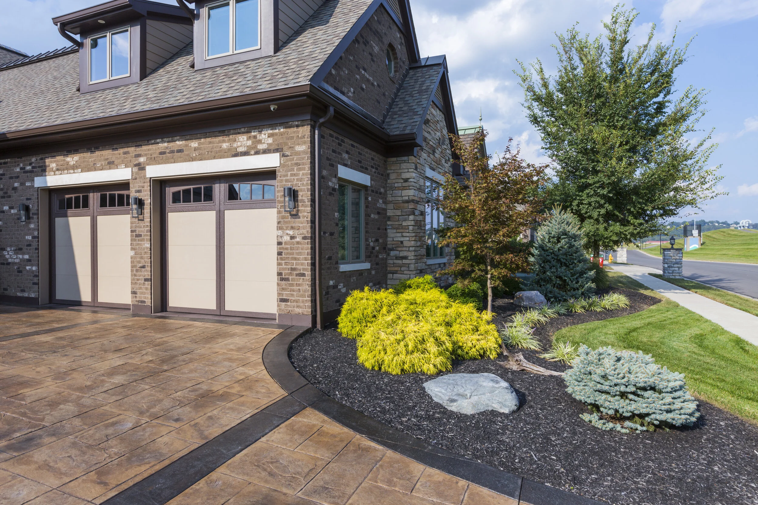 Top 5 Ideas for Landscaping a Driveway