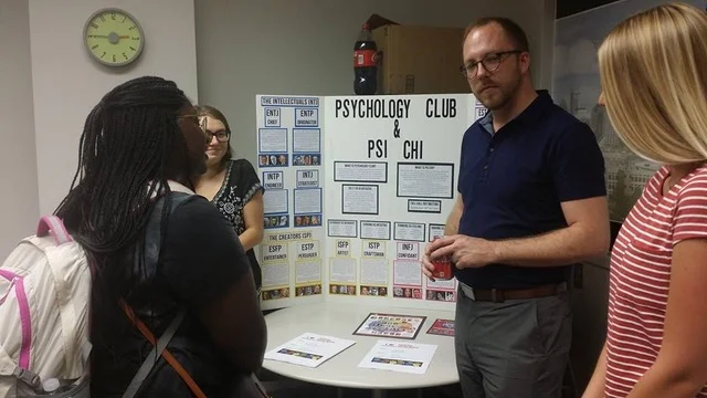 Micah Faidley, President of Psi Chi, presents to other undergraduates about the honor society. 