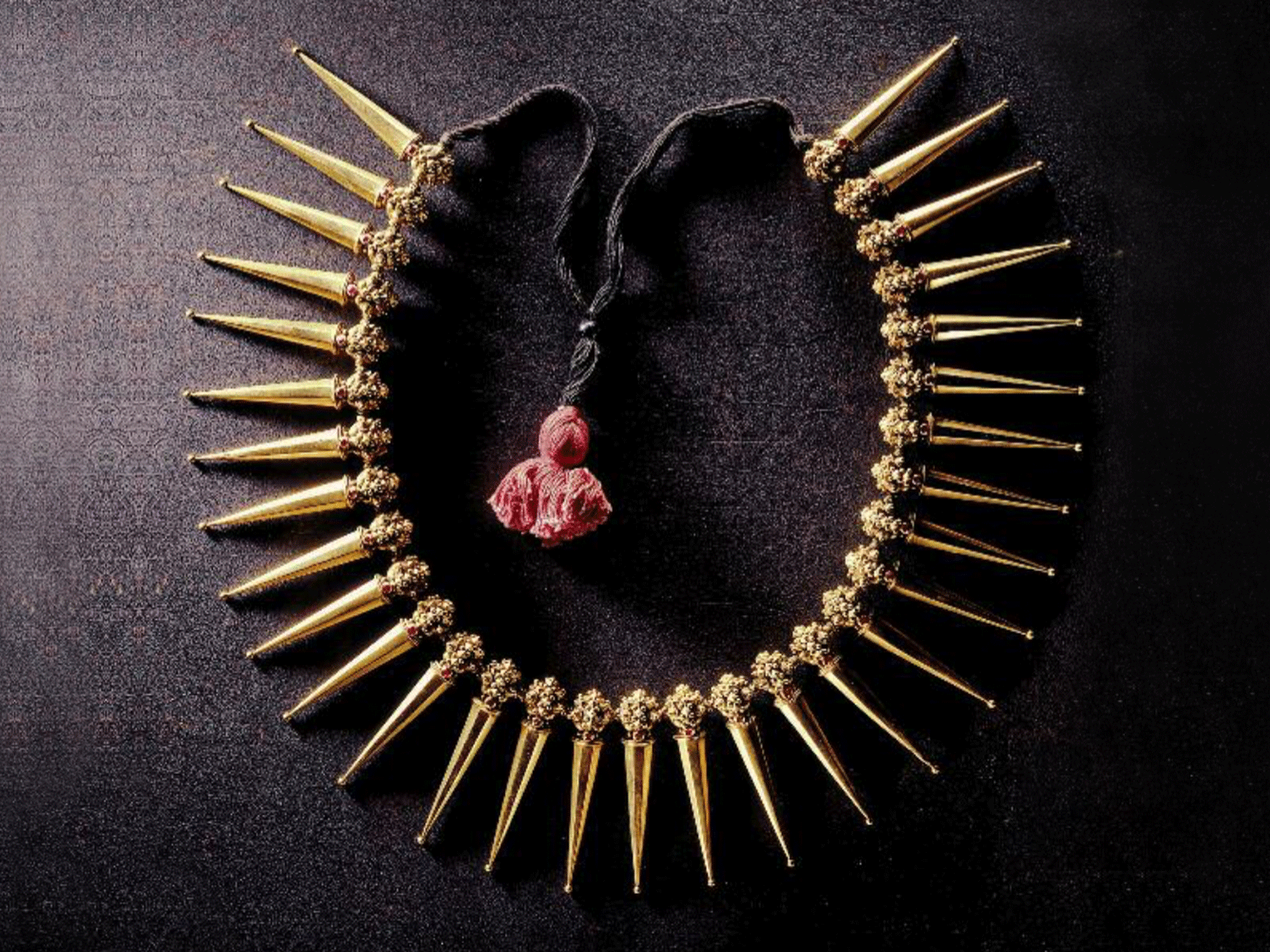 .... Azhai-mani malai or vazhai-pu mani malai necklace, South India, twentieth century .. Collier azhai-mani malai ou vazhai-pu mani malai, Inde du Sud, XXe siècle ....
