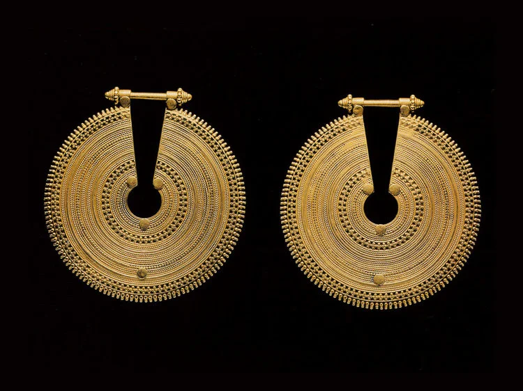 .... Kammal ear ornaments, South India, 20th century .. Ornements d’oreilles kammal, Inde du Sud, XXe siècle ....