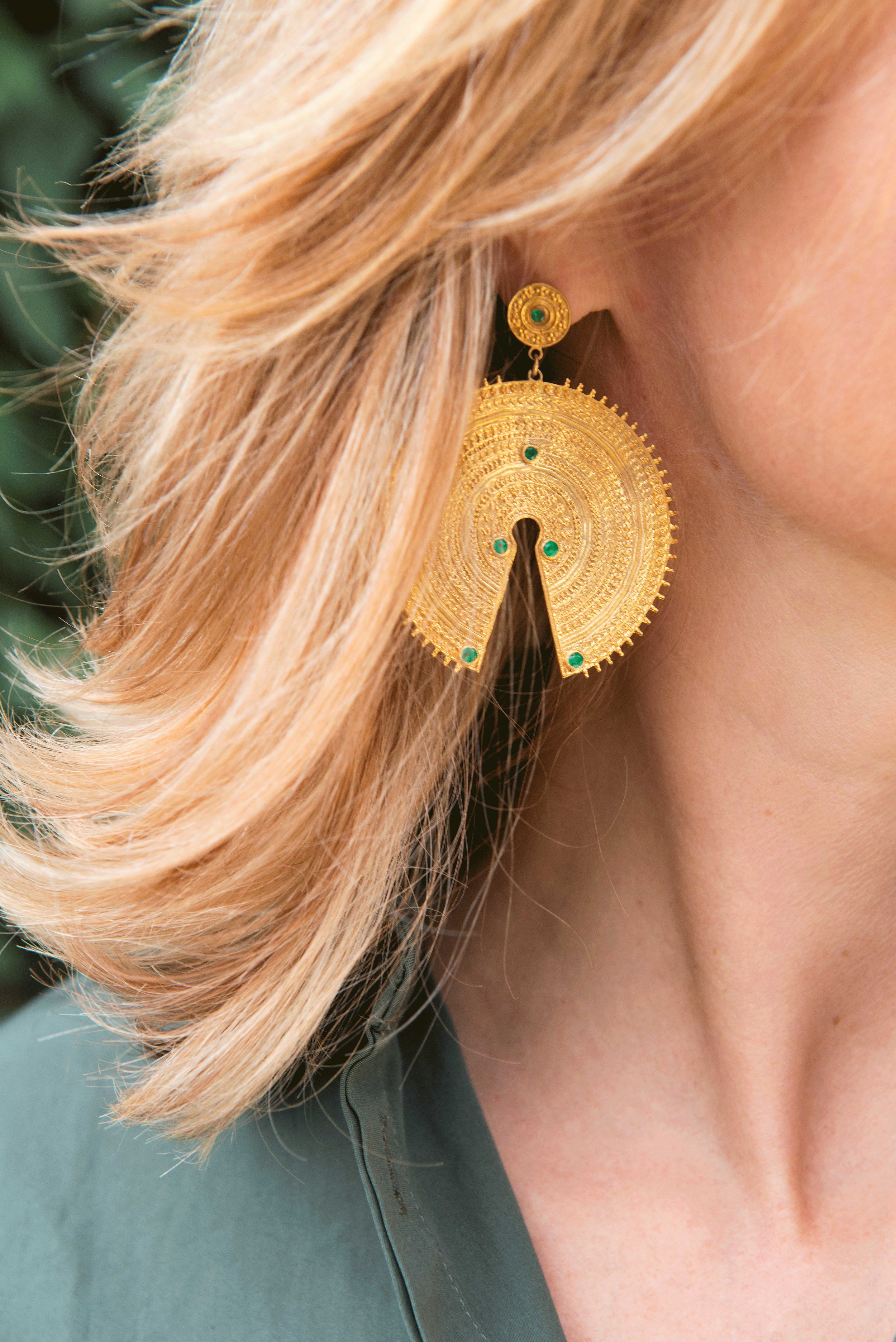 les_muses_bm_jewellery_prerna_jaya_gold_emerald_caroline-min.jpg