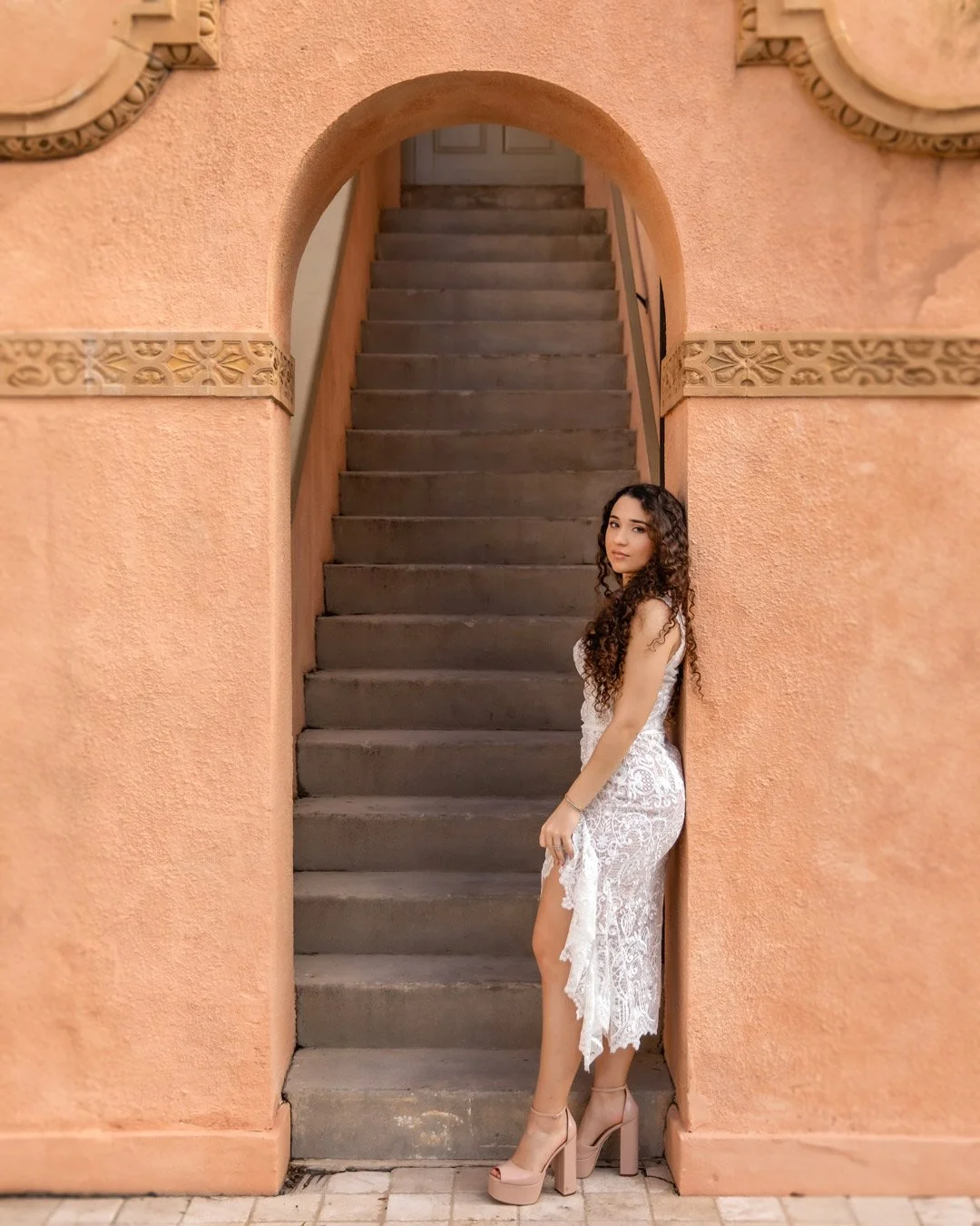 Capturing memories and celebrating a milestone with this stunning 𝑺𝒆𝒏𝒊𝒐𝒓 photoshoot in Carrollton. @adrifunseca

For bookings &amp; inquiries: https://www.adrifoto.com/contact.
.
.
.
#adriFOTO #carrolltonsacredheart #miamiphotographer #seniorpi