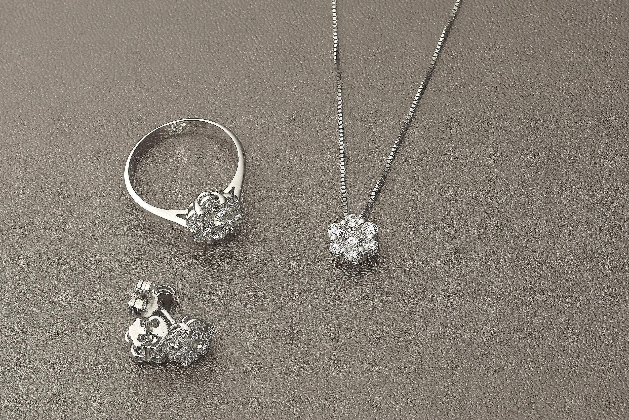  type: still life  cliente: gioielleria  prodotto: parure in oro bianco e diamanti 