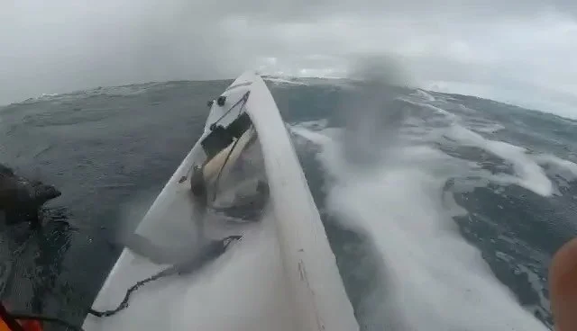 CAN YOU FATHOM doing this for about 70 days?! Paddling over 60km a day (yes you read correctly!) often in conditions like this?!
And yet....that is exactly what Joshies friend Clyde Barendse is doing to raise funds for Joshies heavy medical costs.
P