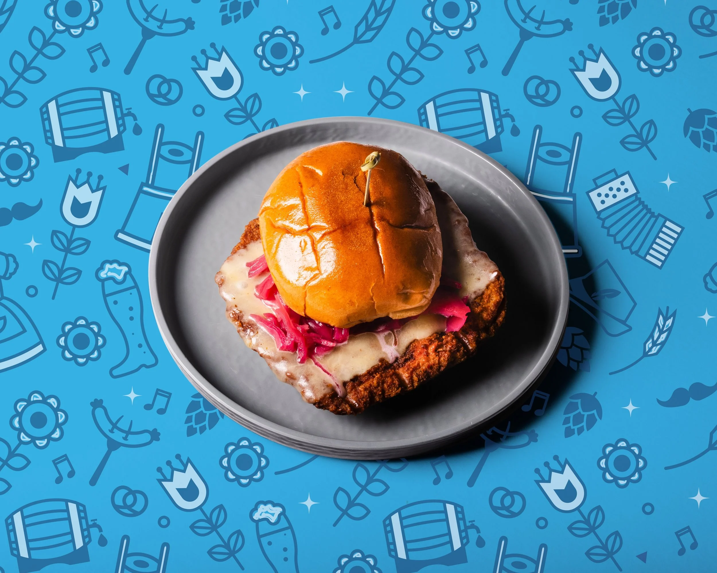 PORK SCHNITZEL: White cheddar cheese, mustard spread, pickled red cabbage, brioche bun. Try it for yourself at our Oktoberfest September, 26! 

#sonderbrewing #sonder #food #oktoberfest