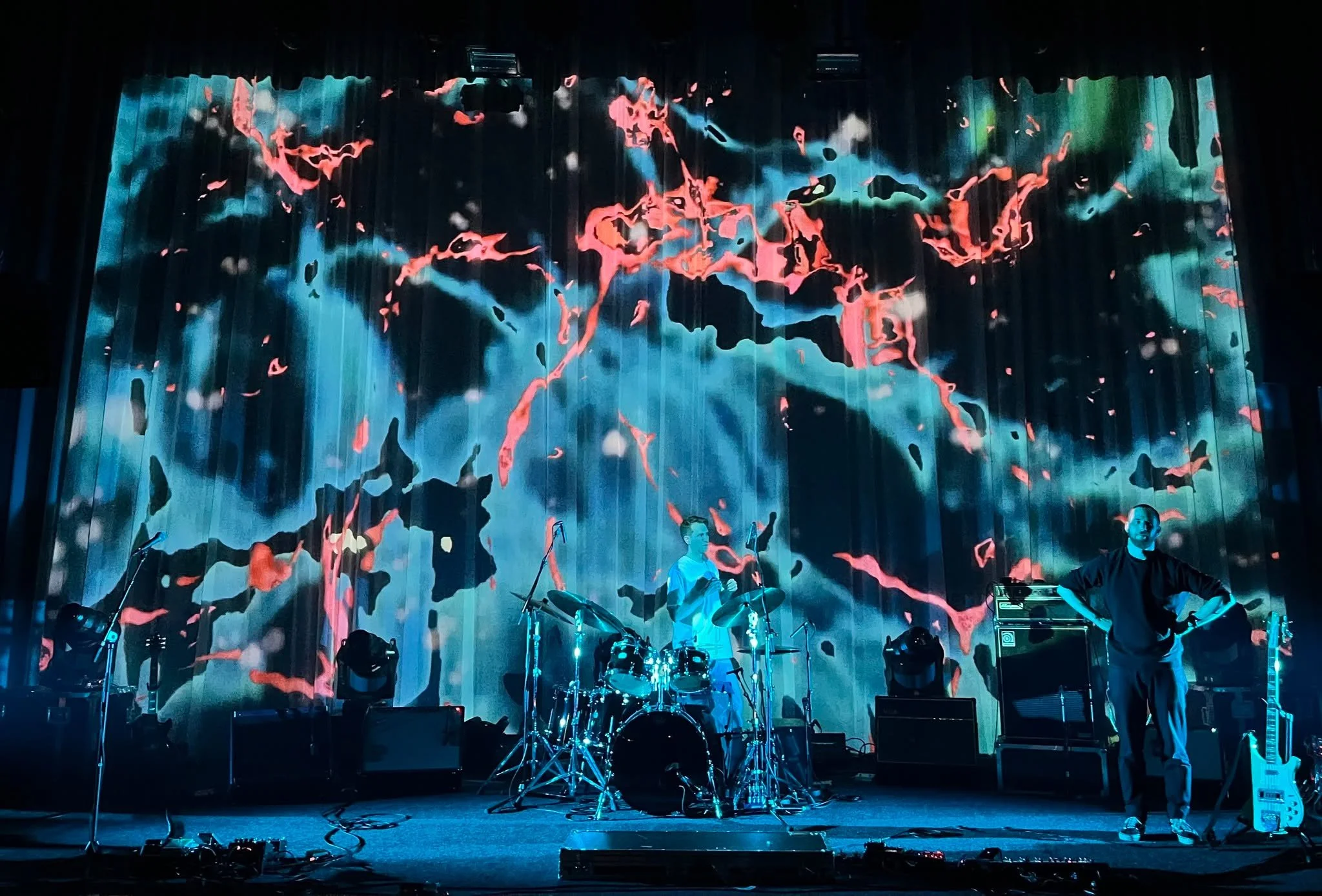 @harstadkulturhus / @stoyharstad kveld! ✨ D&oslash;rer klokka 19:00 🛸🦕

📽️: @ingridkbjorn 

#astrosaur #portals #livevisuals #instrumentalrock #pelagicrecords #harstad #harstadkulturhus