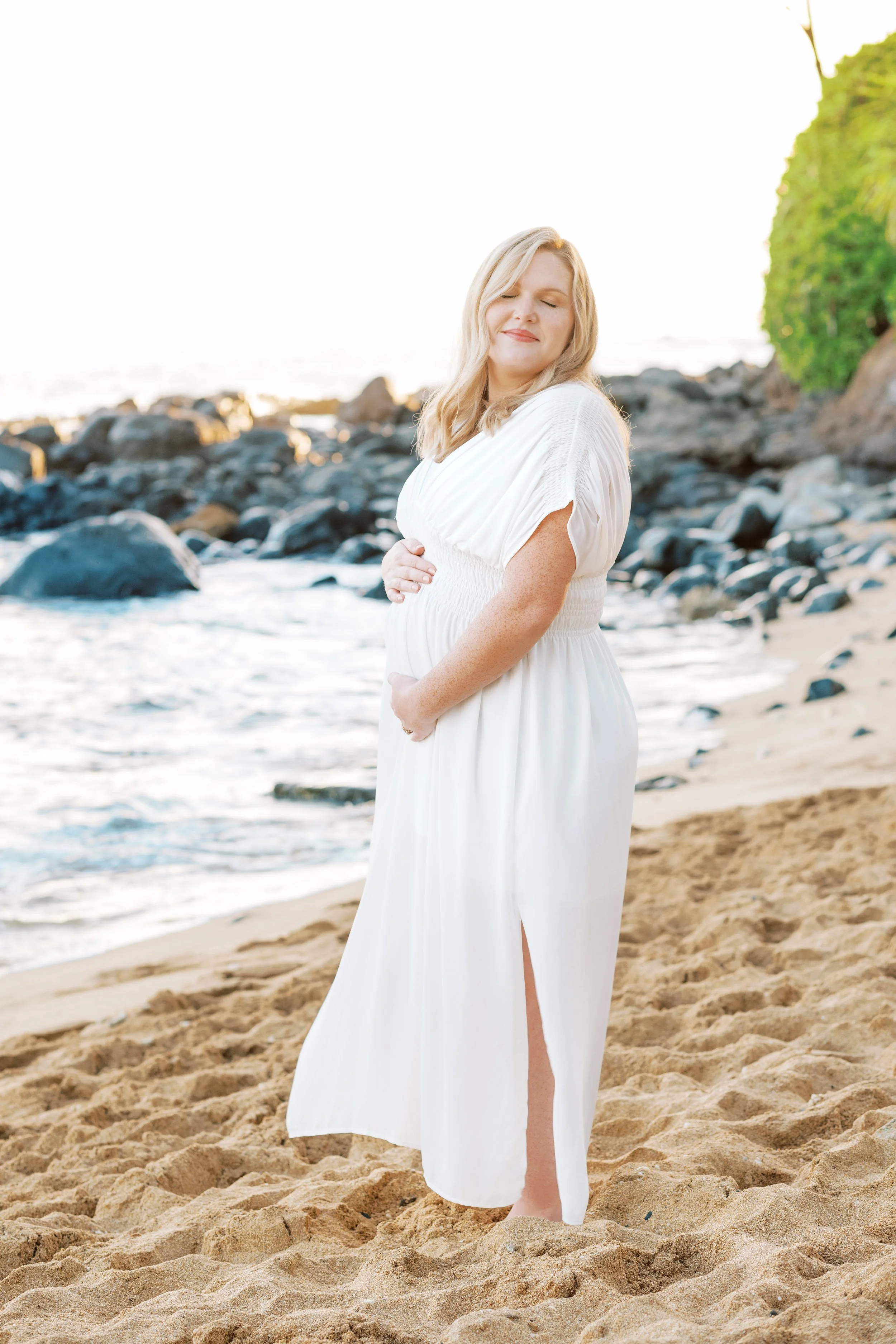 maui pregnancy photoshoot golden hour sunset