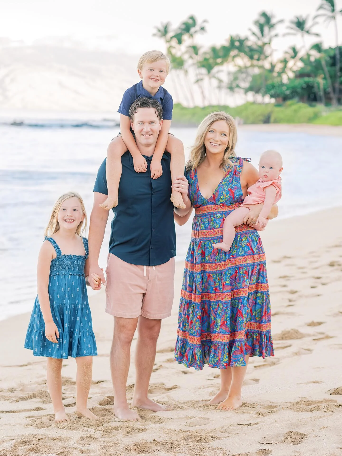 Can we talk about a full-circle moment?! 🥹 Last year I met this adorable fam when capturing maternity/announcement photos, and now here we are a year later with their littlest officially in the crew. Honestly, sessions like this are such a reminder 