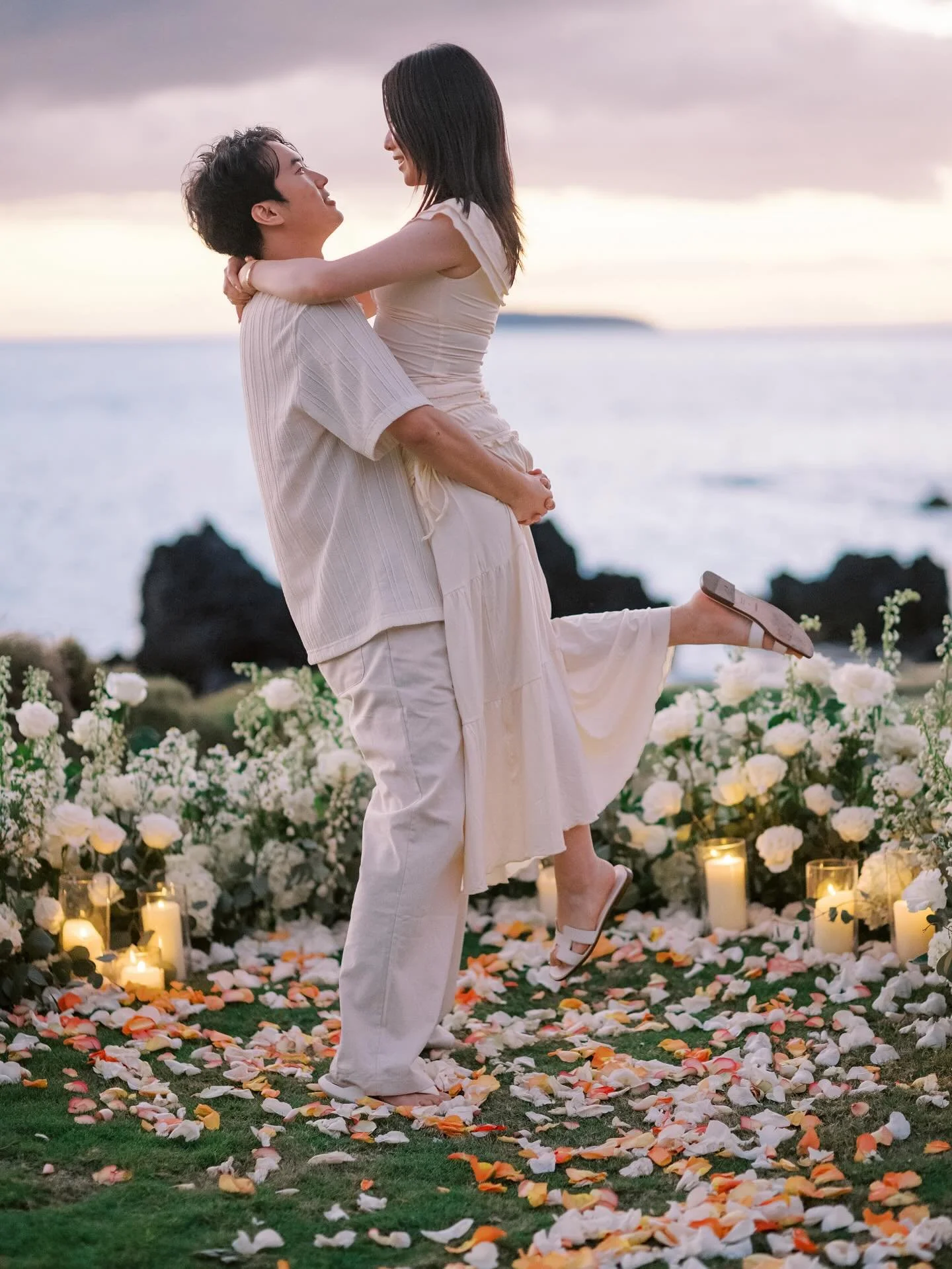 The dreamiest Maui setup for A + R&rsquo;s surprise proposal 🤍🌅🎞️ 

planning : @mauiluxepicnics 
florals : @embellishmaui 
venue : @whiteorchidbeachhouse 
.
.
.
.
.
.
.
.
.
.
.
.

.
Maui Couples Photographer 
Maui Hawaii Engagement Photographer 
M