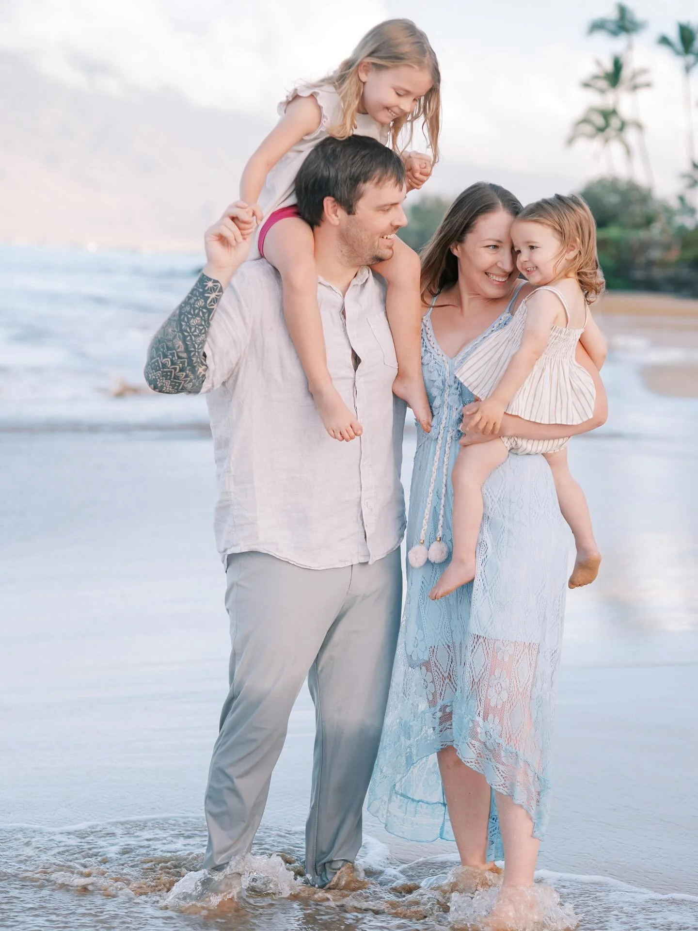 Sunrise on the south side ✨ Soft light, calm waves, and the sweetest moments for Maui family photos 🌴 
&bull;&bull;&bull;&bull;&bull;&bull;&bull;&bull;&bull;

.
.
.
.
.
.
.
Maui Family Photographer 
Hawaii Family Photographer 
Maui Photographer 
.
.