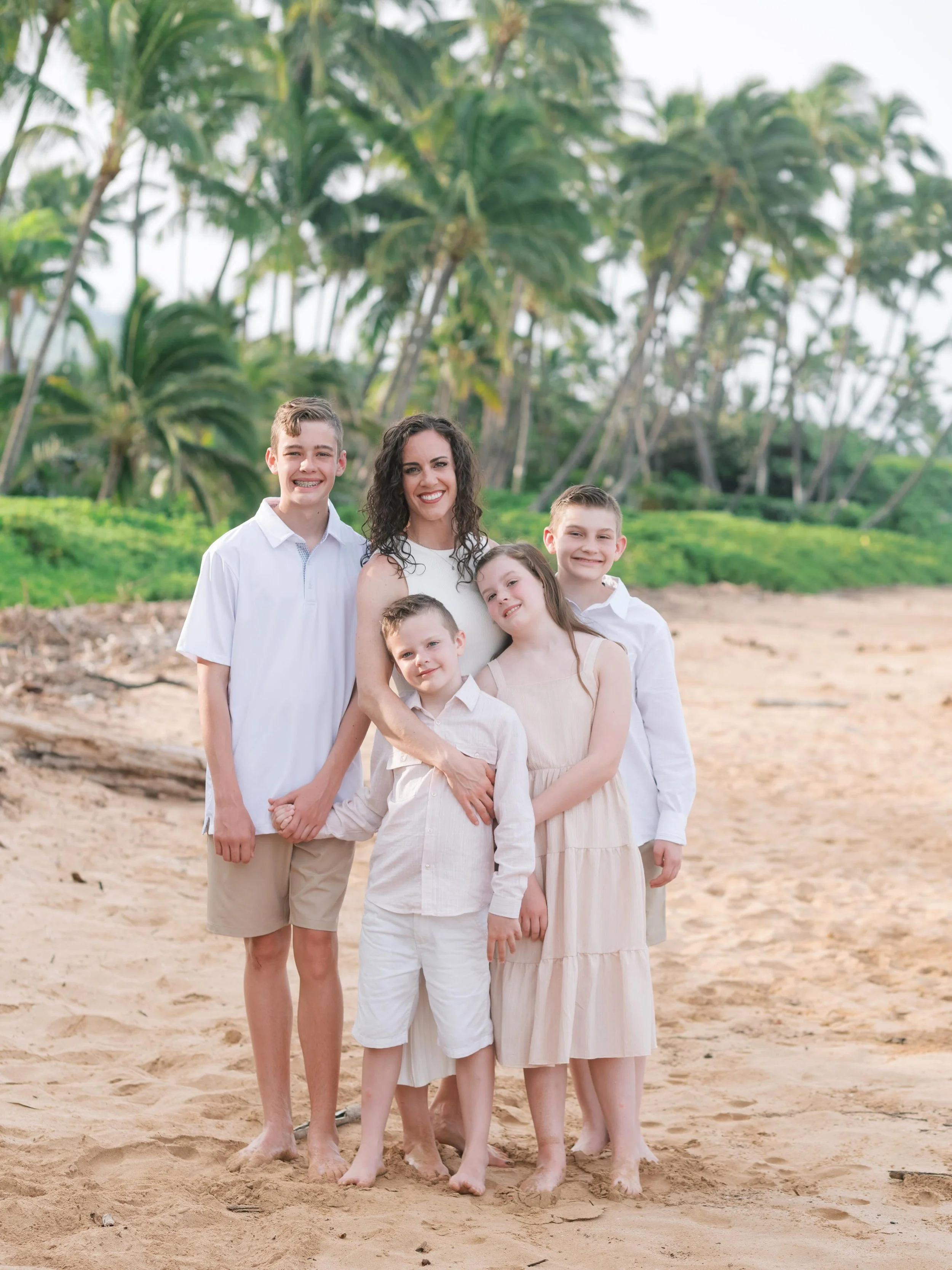 The best sessions are always the ones where everyone just lets go a little.

Running into the ocean fully dressed, sandy feet, exploring the beach together, and absolutely zero stress about staying perfectly posed 🤍

The youngest in the crew spent p