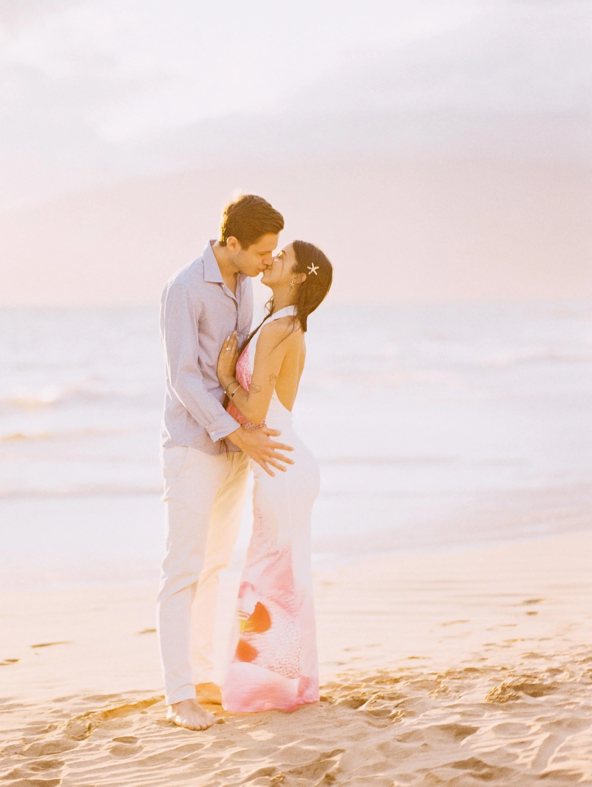 light leaks, warm nights, and the kind of days you wish lasted longer ✶ 
.
.
.
.
.
.
.
.
.
&mdash;&mdash;&mdash;
hawaii on film &bull; maui couples photographer &bull; warm light &amp; ocean air &bull; cinematic photography &bull; beach sessions in h