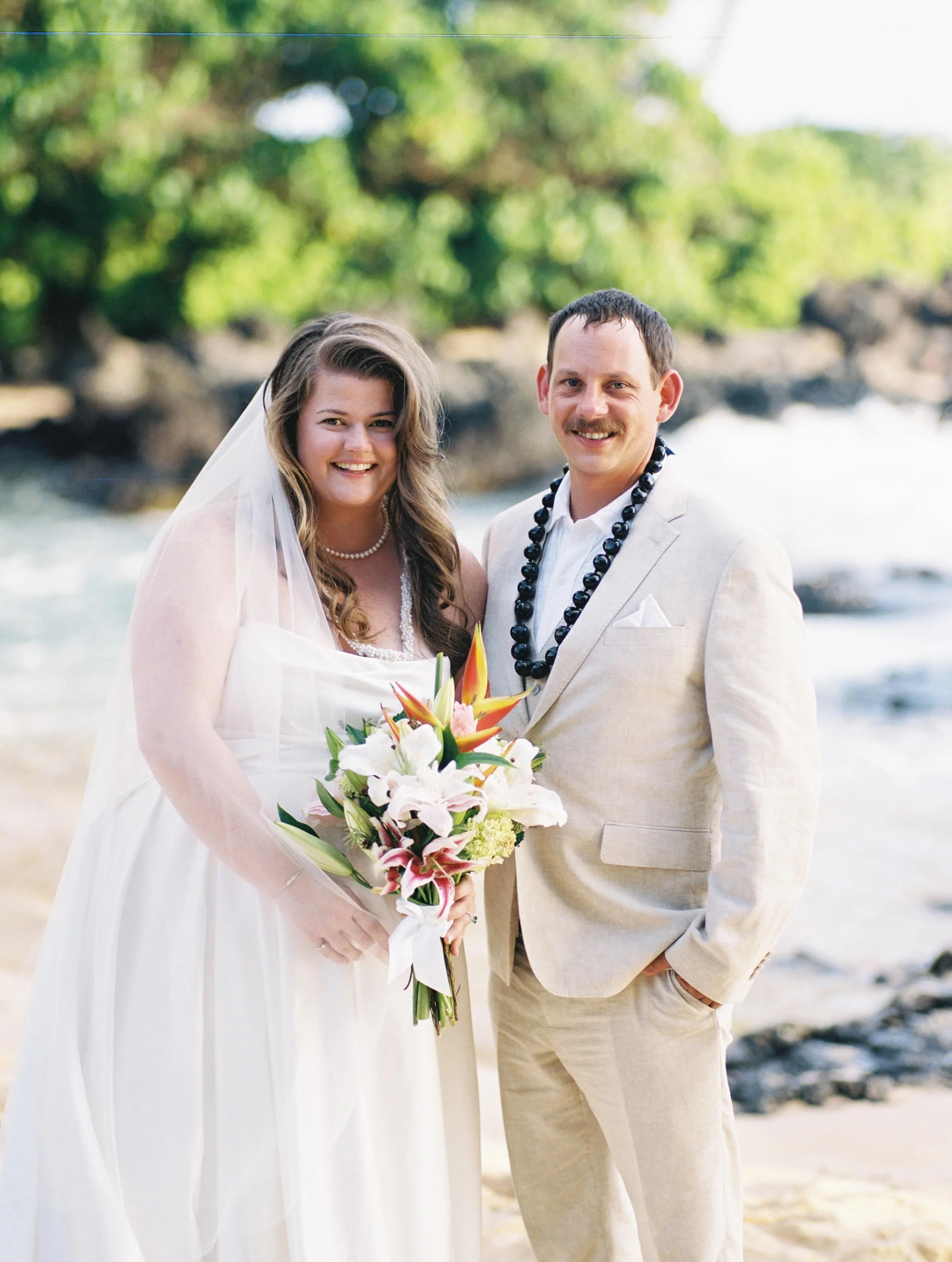 H + E 
A handmade bouquet, a beautiful Maui sunset, and so much joy. Congratulations to these two 🤍
&mdash;&mdash;&mdash;
planner : @hokupacificofficiants |  @kat_modernelopement 
officiant : @hokupacificofficiants 
hmu : @simplybeautymaui 
.
.
.
.
