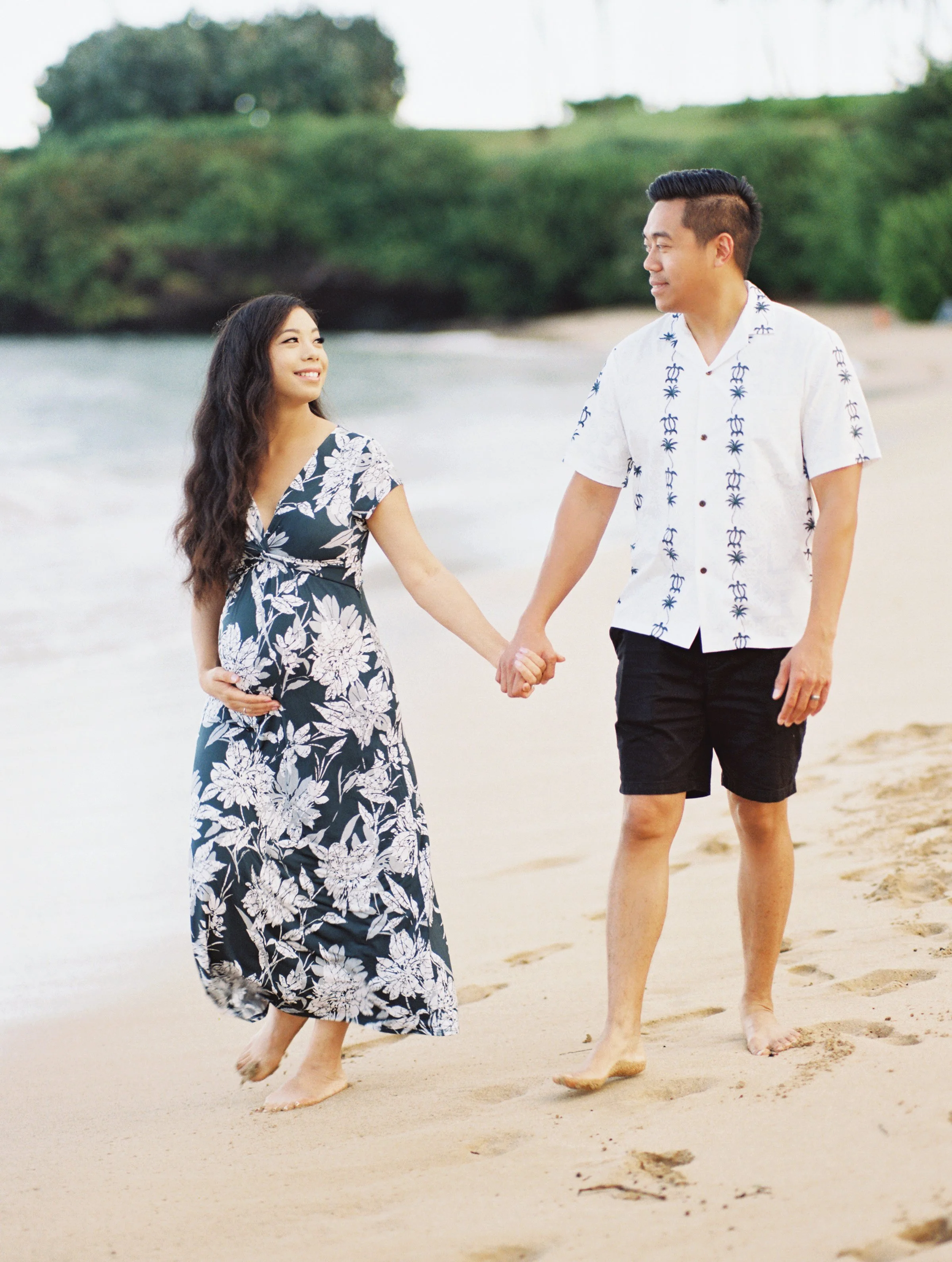 maui maternity photographer natural beach session