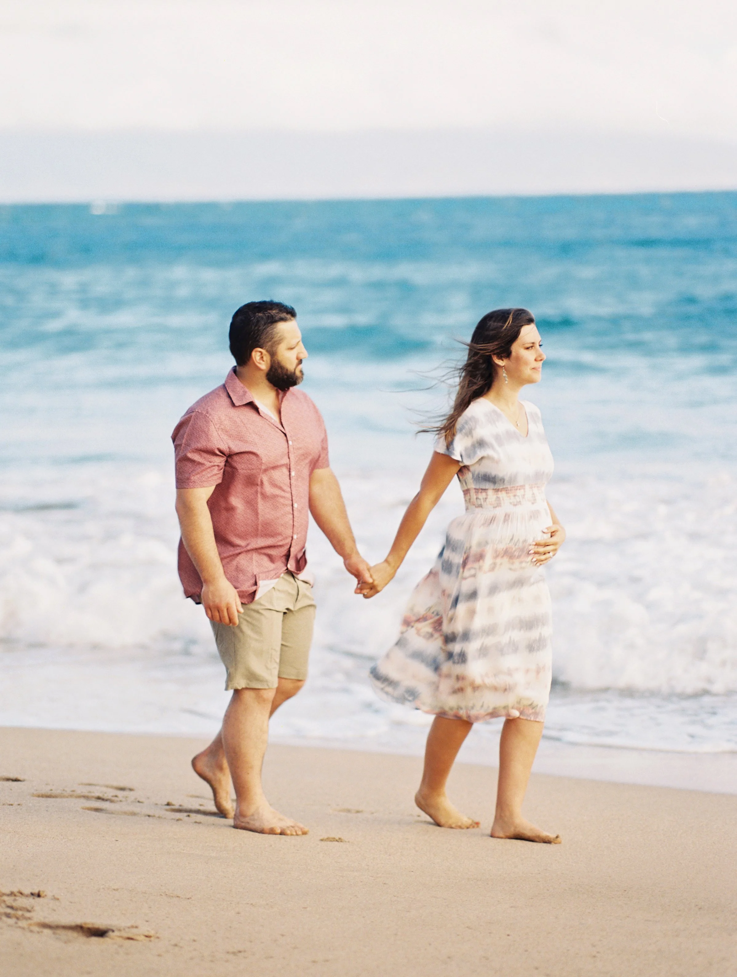 maui maternity photographer ocean view photoshoot