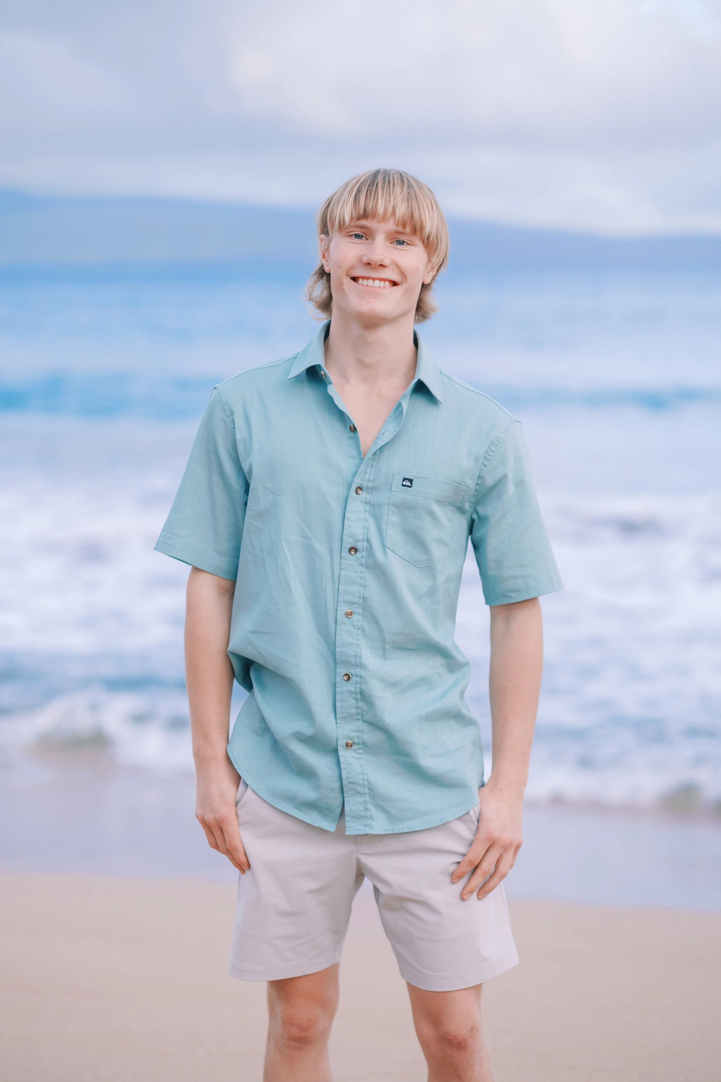 A senior photoshoot with bright blue ocean water in Lahaina Maui.
