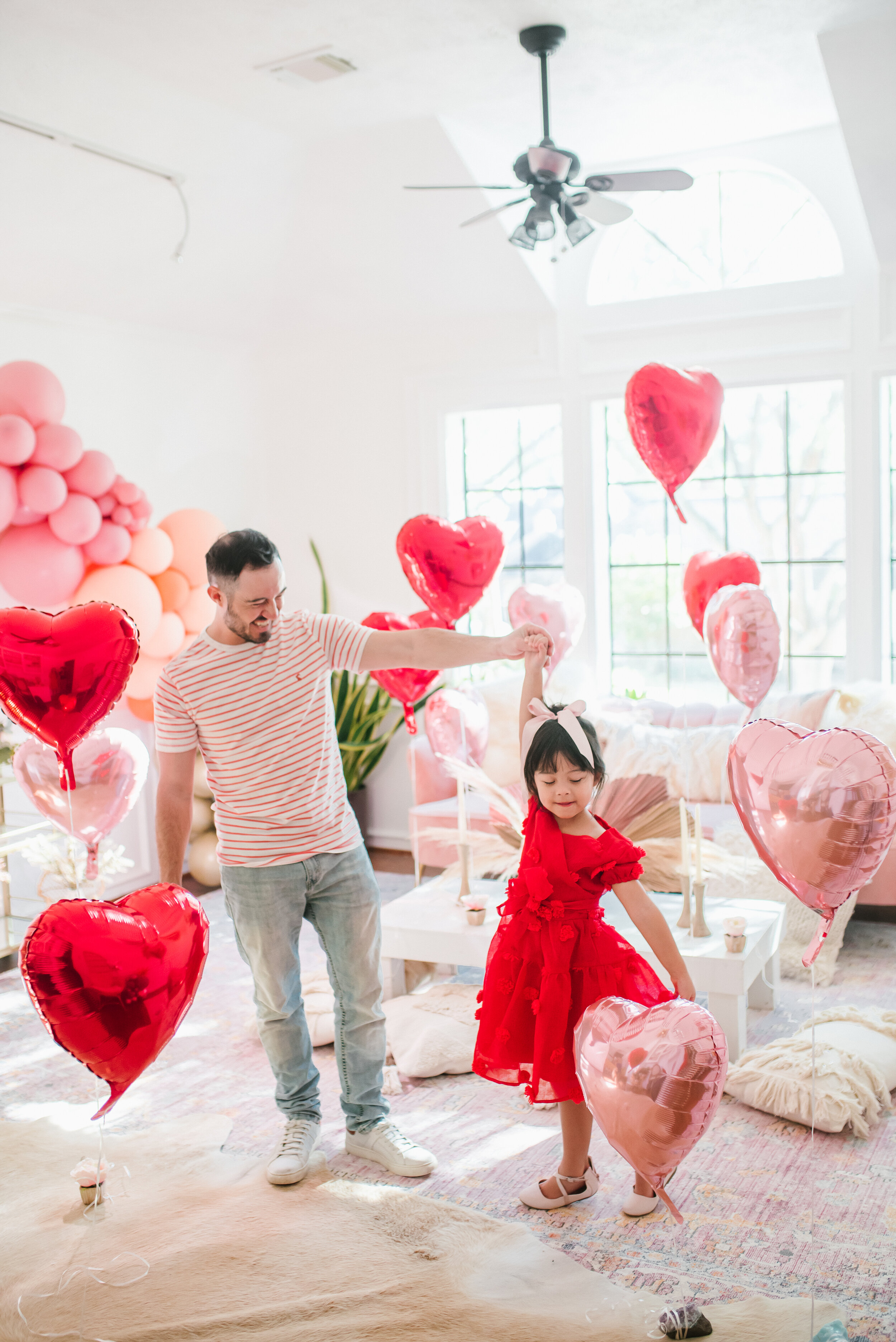 DIY valentine's day balloon photo backdrop on a budget for kids party