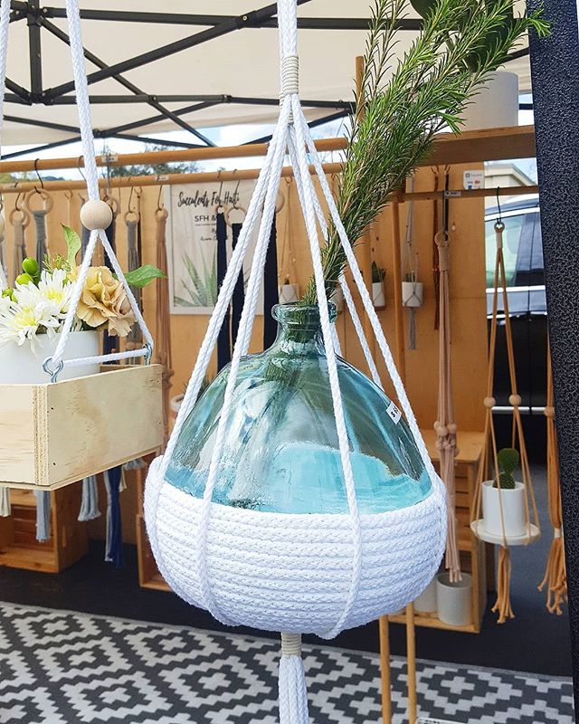 Finally, a rain-free weekend to hit the flea market. And it wasn't just the vintage records and barware that caught my eye, but great artisan booths too--love this hanging vase! 💙 #rosebowl 
_
_
_
_
_
#fleamarket #rosebowlfleamarket #pasadena #shopl