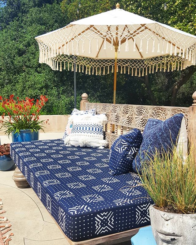 Cobalt, turquoise, cyan, and cerulean--some of the many shades of blue found at The Pasadena Showcase House 2019. Gimme one of these teak daybeds and fringed market umbrellas and I'm ready for summer and a pile of novels 🏖🌞
_
_
_
_
_
#pasadenashowc