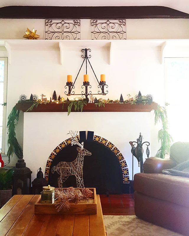 Final weekend for holiday decor. Why does it have to go by so fast? 😣Thank goodness for New Year's to help us transition 🥂 🍾 
#myhouse #holidays #holidaydecor #livingroom #fireplace #holidayhome #casawills #spanishstyle