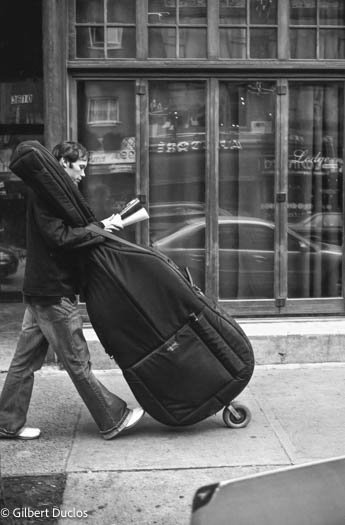 Le contrebassiste Mtl 2005.jpg
