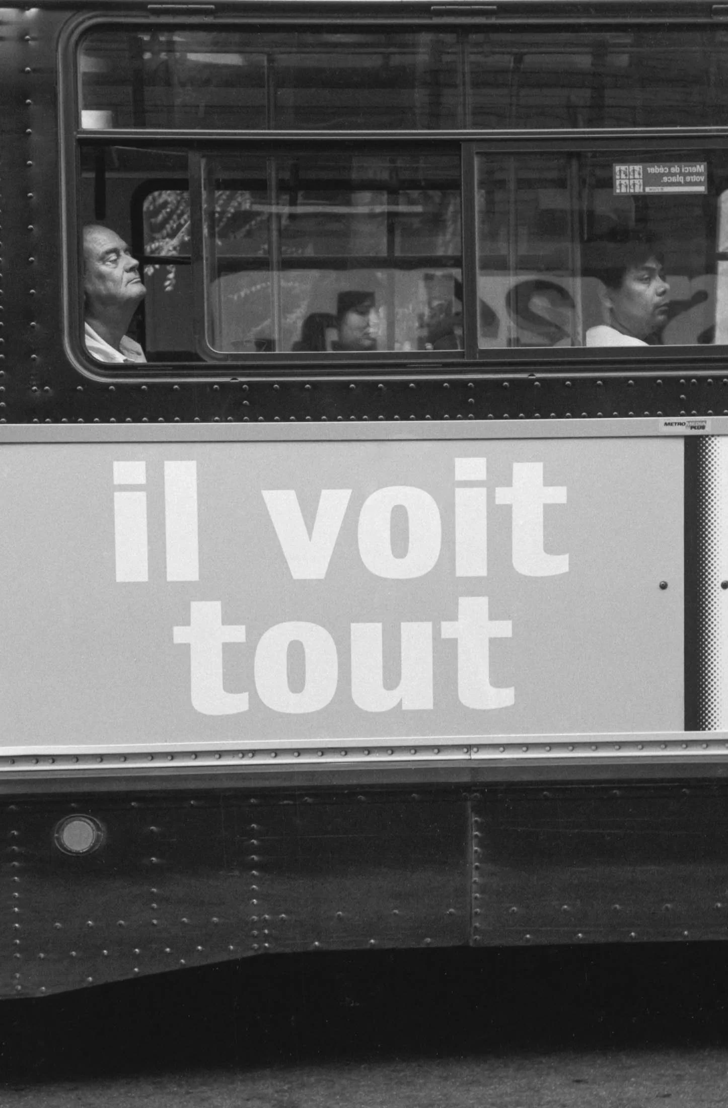Il voit tout, Mtl 1997.jpg