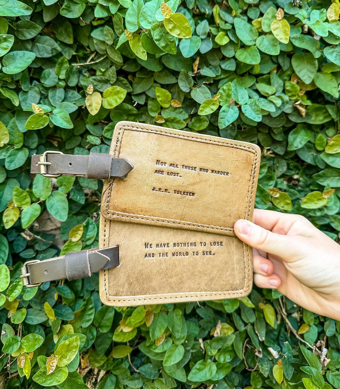 Traveling this summer ? These leather luggage tags and journals from @sugarbooandco are the perfect addition to your travels 🌎🌍