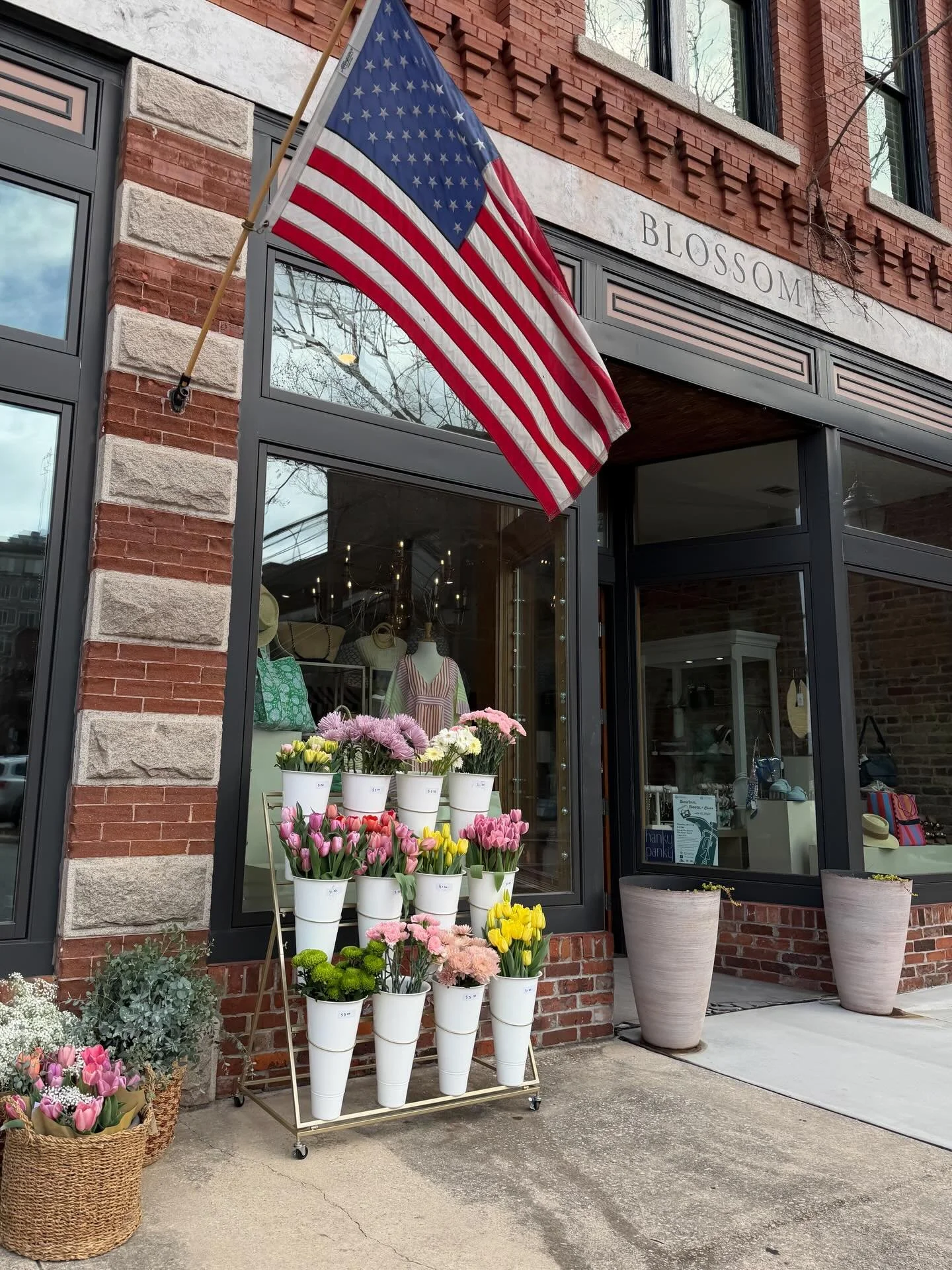 Flower Bar today at Blossom until four ✨

Come celebrate Blossoms 17th Anniversary with us!! 🎂✨👠