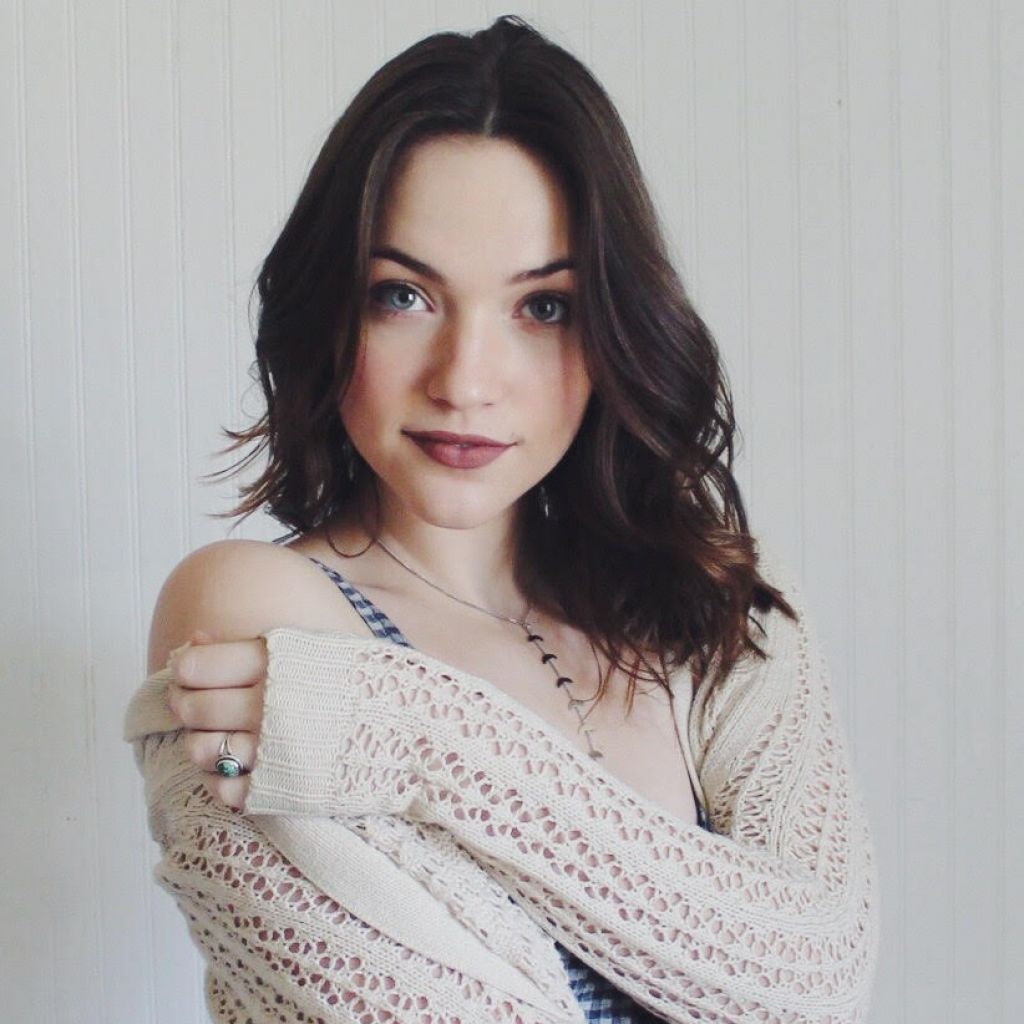 Violett Beane