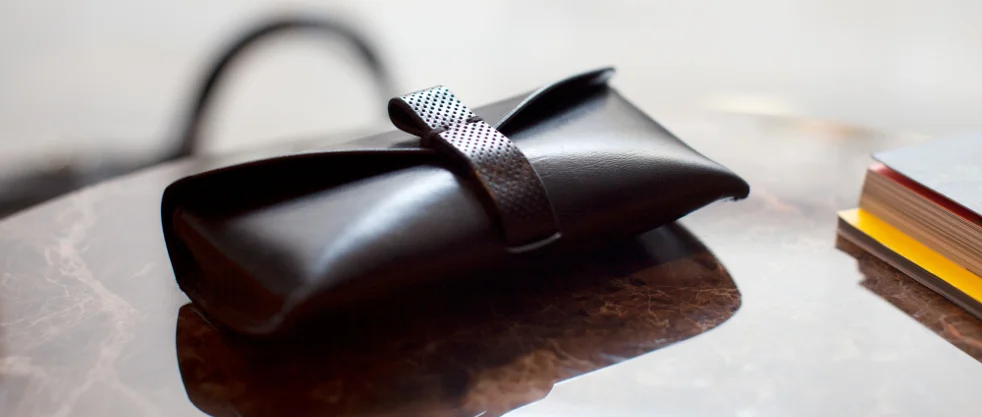 TÄRNSJÖ GARVERI  MEN’S ICON LEATHER SUNGLASSES BOX IN Black