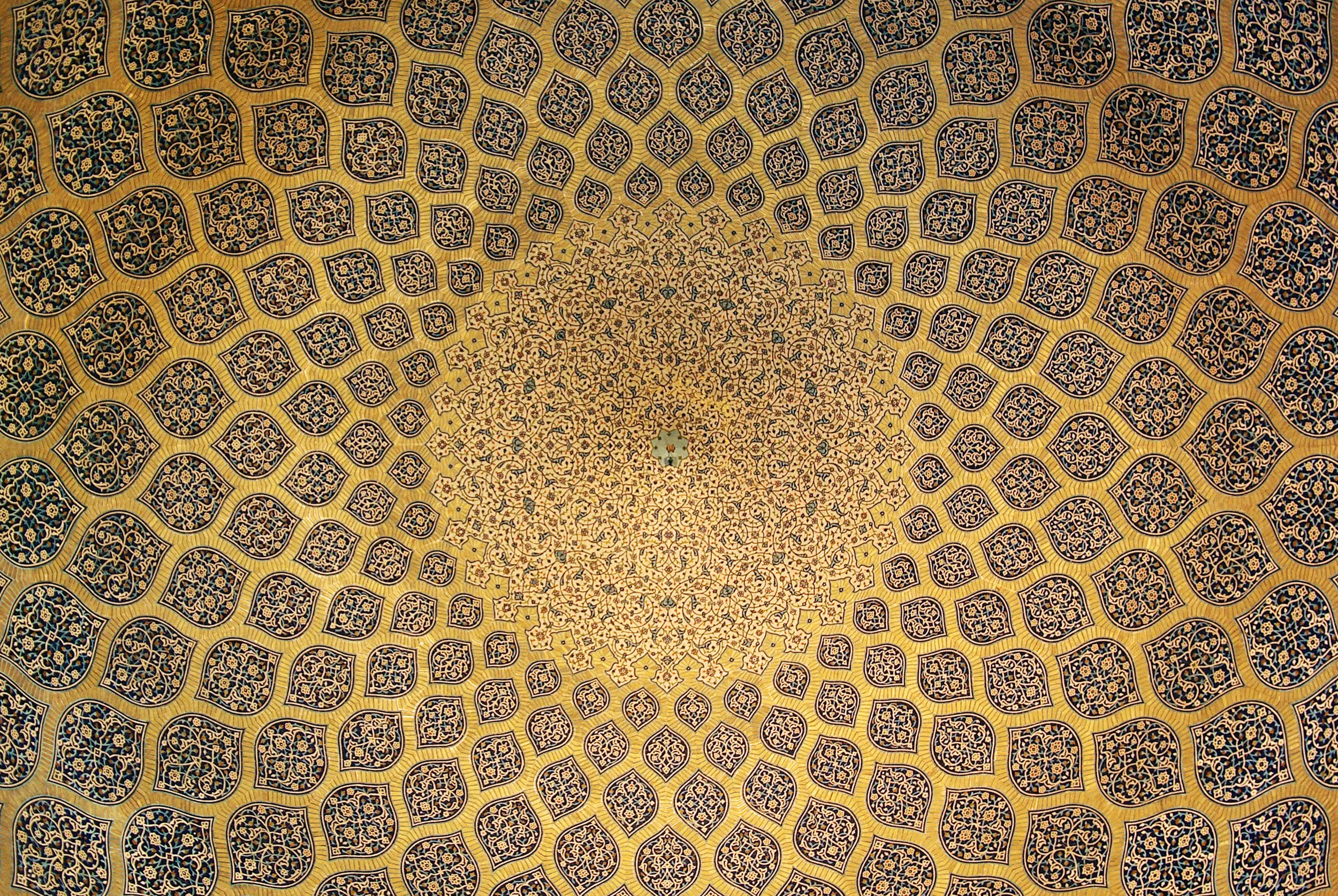 NL Isfahan_Lotfollah_mosque_ceiling_symmetric.jpg