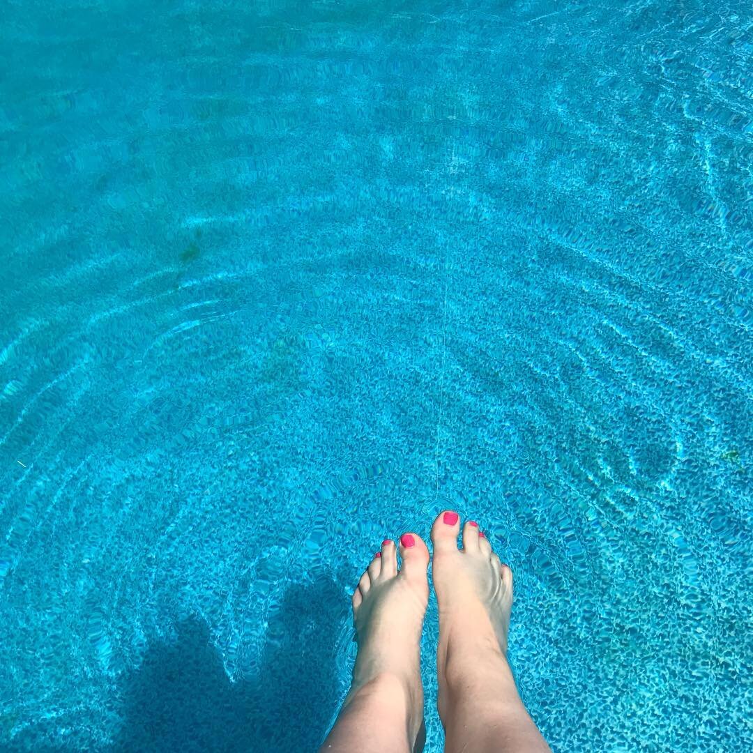 4th of July downtime #relaxation #confidentlyelegant #4thofjuly #vacation #poolside #summerpedi