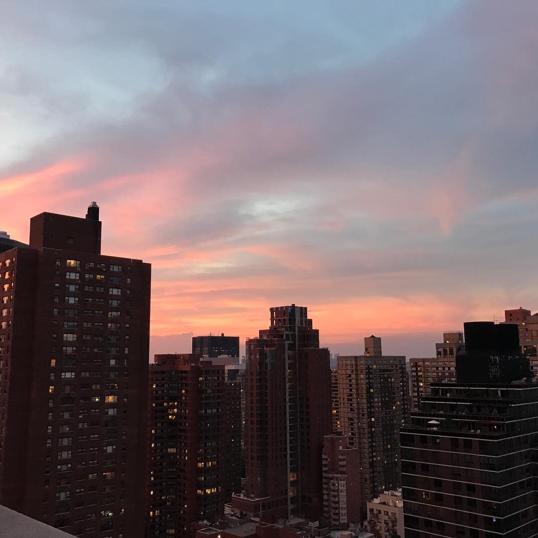 Happy weekend! Enjoying a Manhattan sunset! #confidentlyelegant #manhattan #sunset #nyc #nycblogger #nyclifestyleblogger #manhattansunset #uppereastside #backinthecity #backinnyc