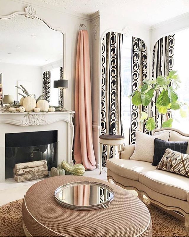 The prettiest show room we&rsquo;ve seen in a long time 💗💗💗@lamaisonpierrefrey in New York. Just look at the pattern on those curtains! &bull;
&bull;
&bull;
&bull;
&bull;
#interiordesign #interiordesigner #interiors #interiorstyle #interiorstyling