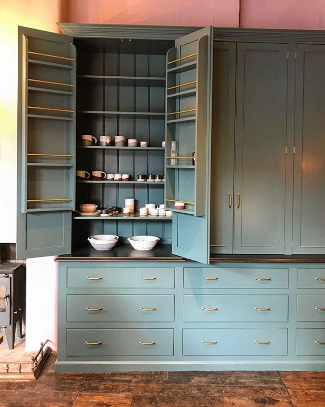 In the @devolkitchens showroom for the first time designing up a kitchen for a current project. Seen it so many times on Instagram but seeing it in real life is a million times better - the colours, the materials and the cabinets are just so dreamy ?