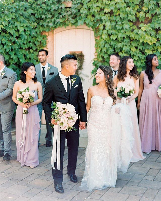 Sherry and Steven surrounded by their love ones at @viansasonoma. 🥰 // Photo: @jasmineleephoto Planning: @extraordinaryweddingsandevent Florals: @berry_and_bloom_floral Hair + makeup: @facesbyemily