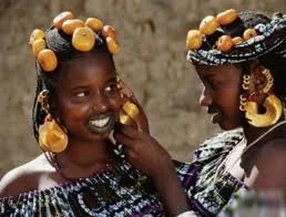 Fulani Girls accessorizing each other. (Source: https://anth1102pkfgroup4.wordpress.com/religion/ ) 