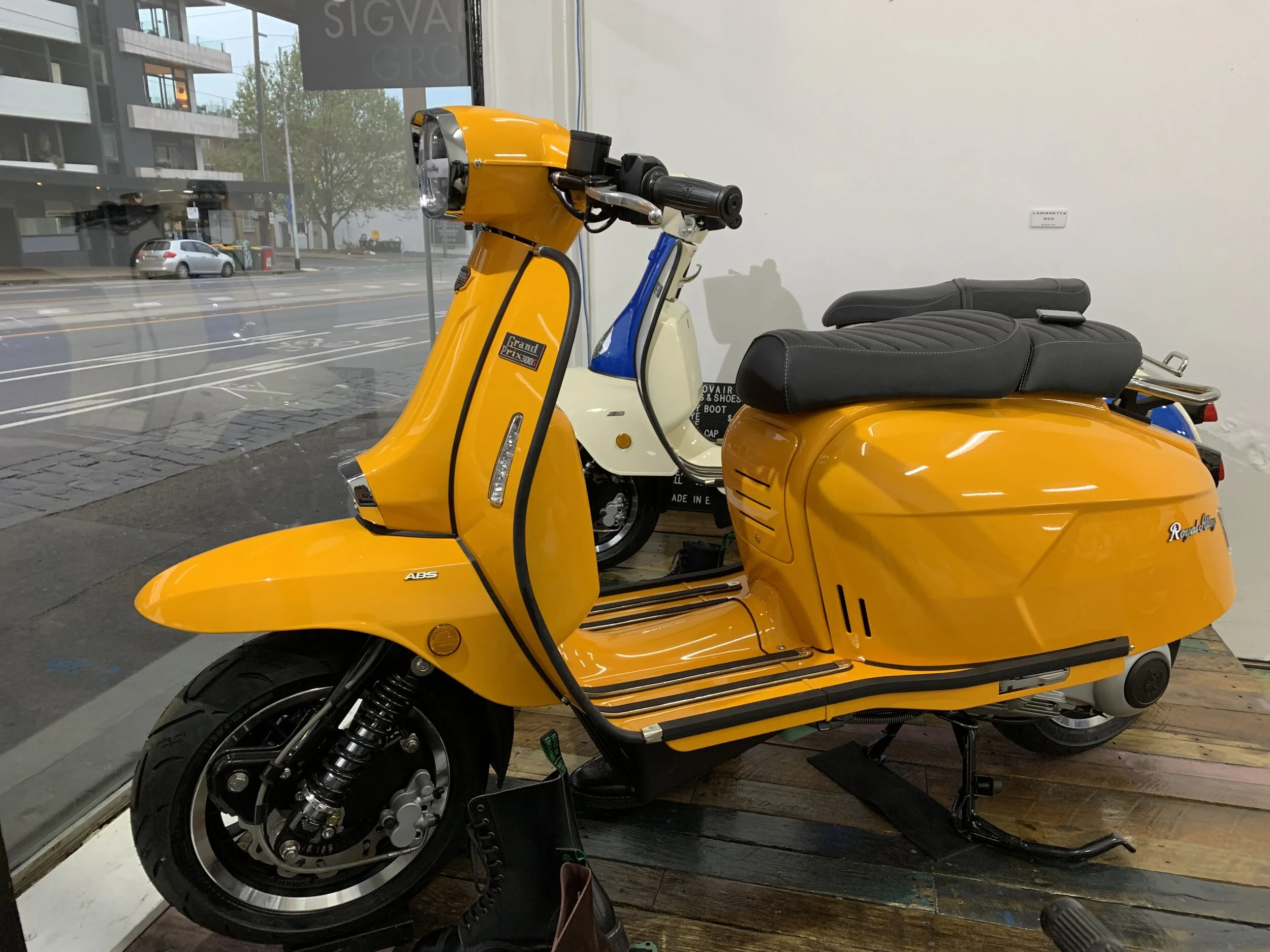 ROYAL ALLOY Grand Prix 300s Sherwood Green SOLD — d'Honk Scooters