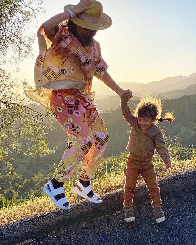What a moment in time. This is our last week in Santa Barbara and it has been special. We decided to come here on a whim in mid February and got our place on March 1st, in the mountains, right before the pandemic hit. This protective land has been a sanctuary for us and Hiro has become a true outdoors-person. He loves all bugs, he plays in the dirt, he proudly poops outside and shows me where he did it and I truly cherish our daily walks in the mountains together. We are heading home to Brooklyn next week and we’ll reunite with our family. I am so excited for that. And we’ll miss you Santa Barbara but we will be back! #sanctuary #santabarbara #floralsmells #hiking #botanicalgardens #love Ps. Thank you @madamegandhi for this epic outfit!