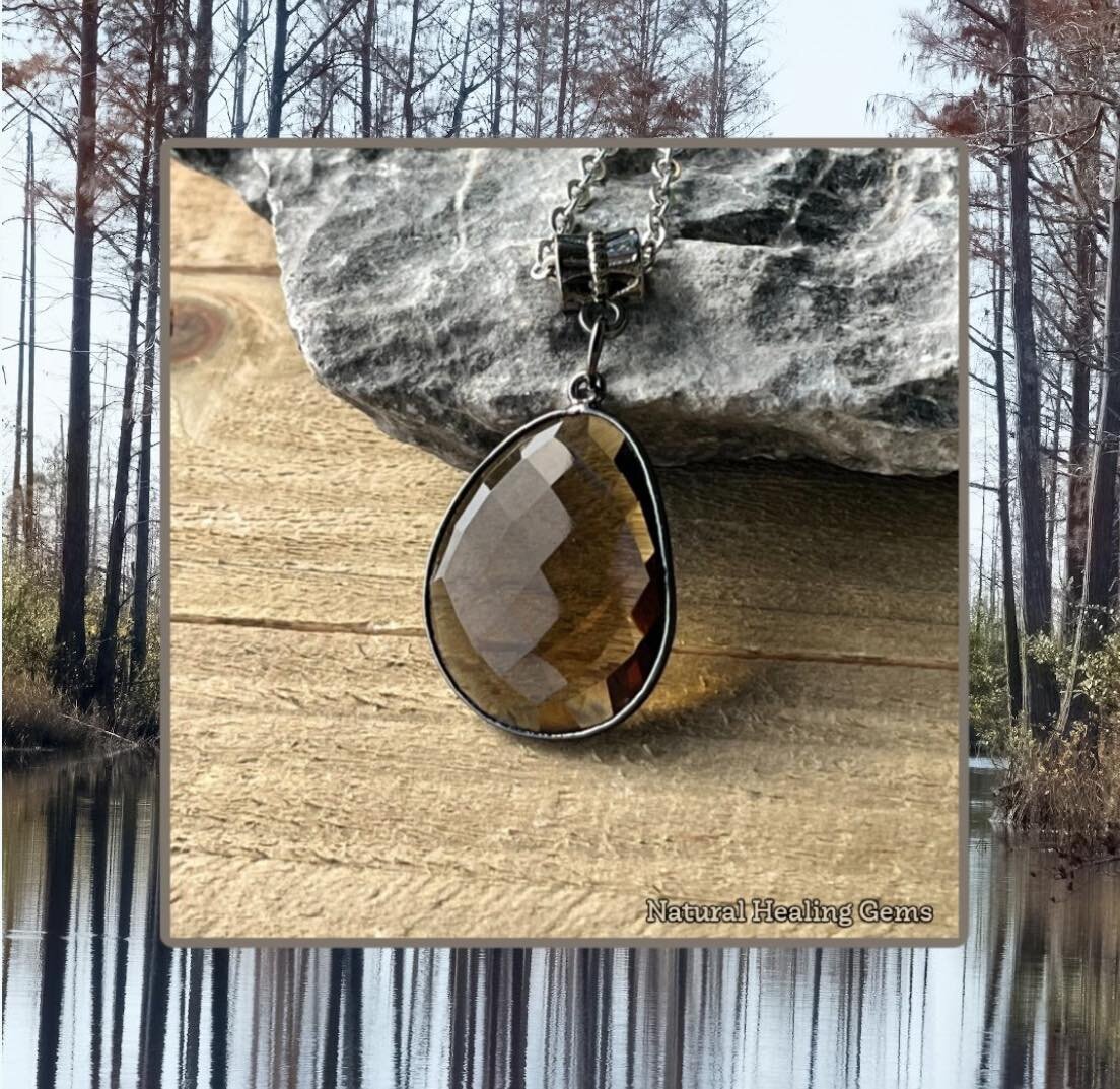 Newly listed! Smoky Quartz necklace for energy healing 🙌🏼 #naturalhealingems #gemstonejewelry #smokyquartz #crystal #neck #crystalnecklace #energyhealing