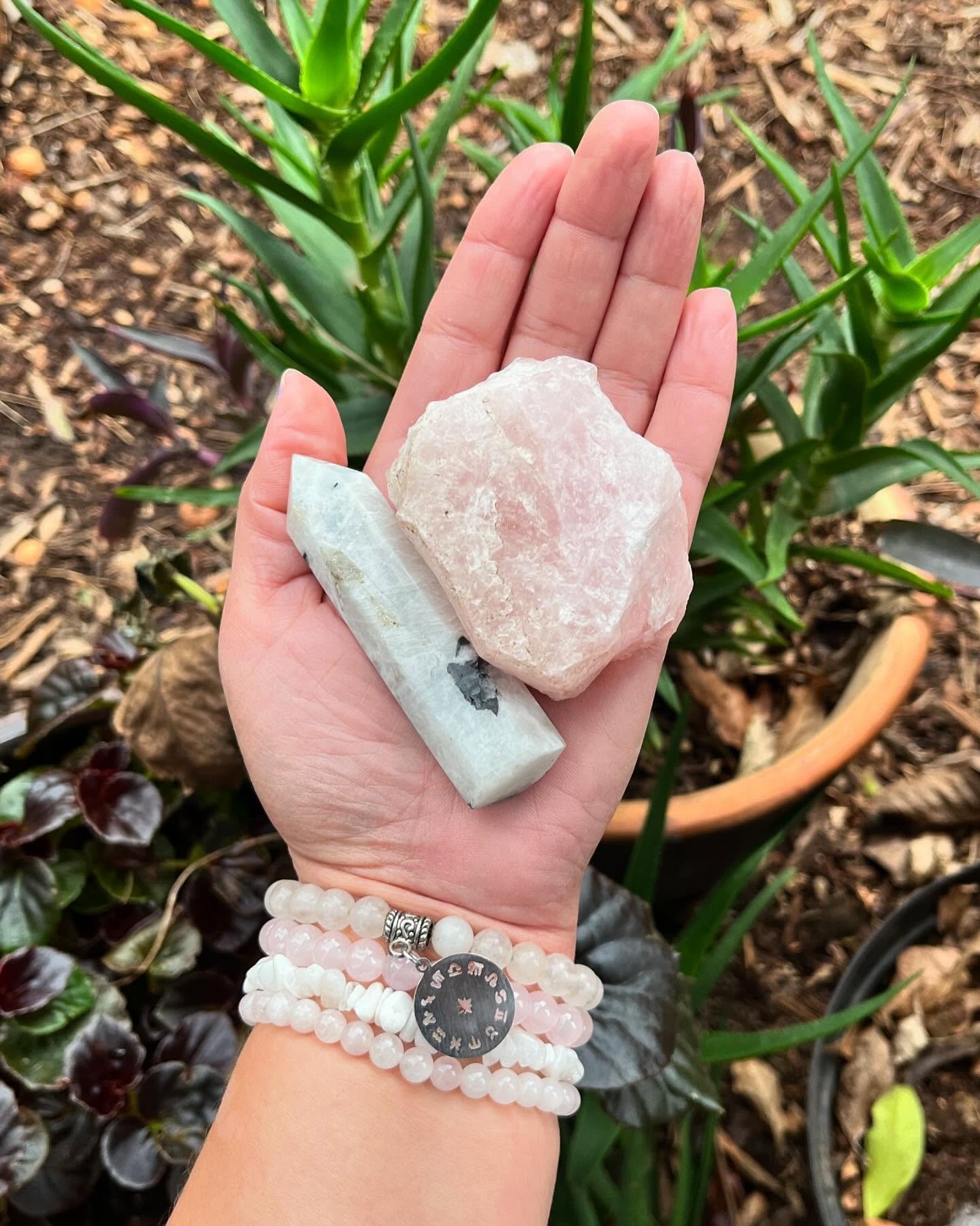 🌜 Moonstone and Rose Quartz 💕 enhance kindness, creativity, and self-care 💐
#naturalhealinggems #gemstonehealing #gems #moonstone #rosequartz