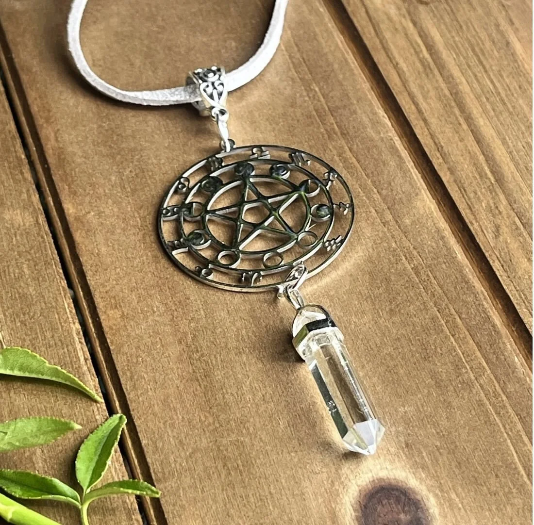 For manifesting 😀💫 
#crystalnecklace #zodiac #manifest #naturalhealinggems