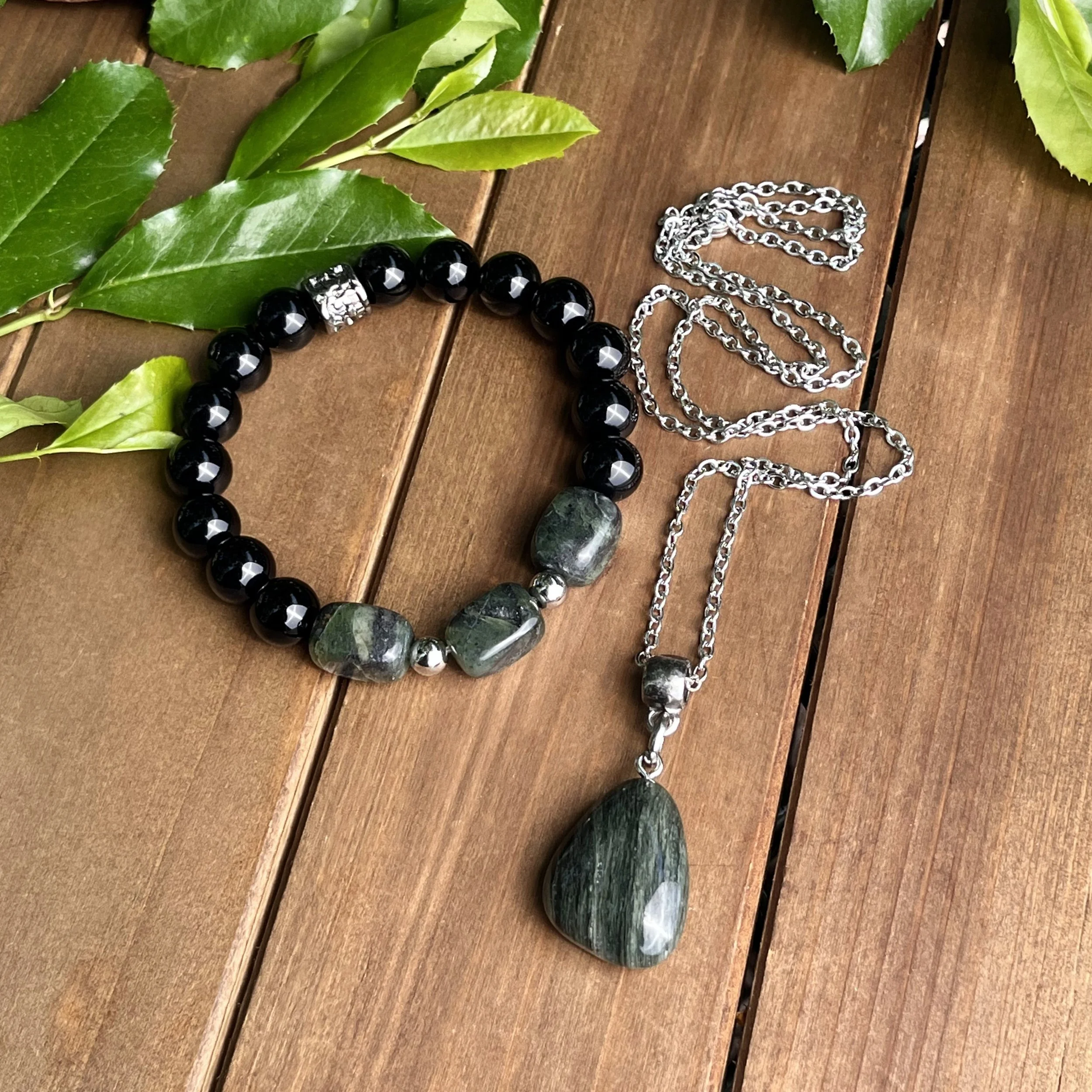 Jade and Onyx necklace and bracelet