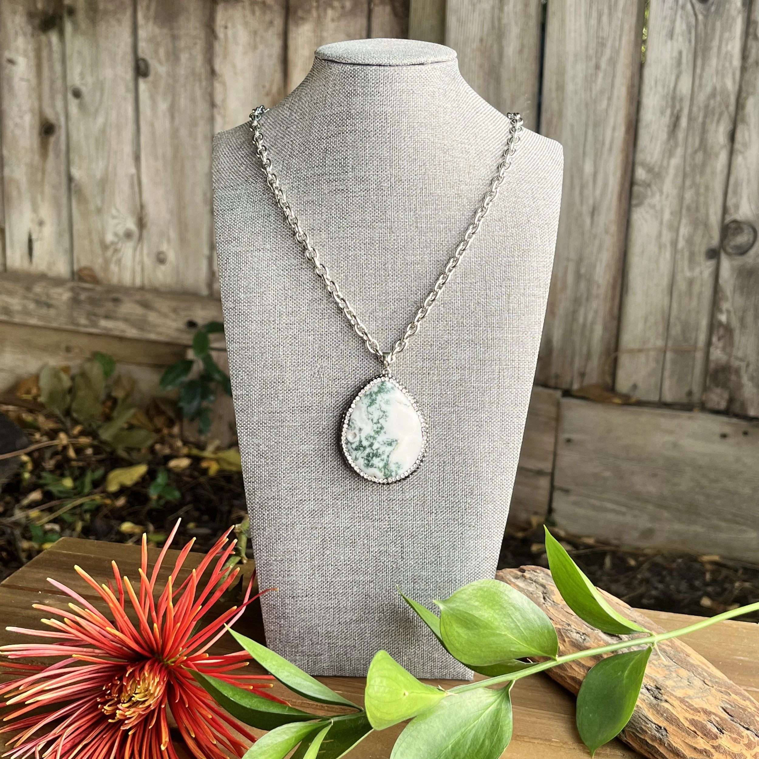 tree agate stud trim necklace