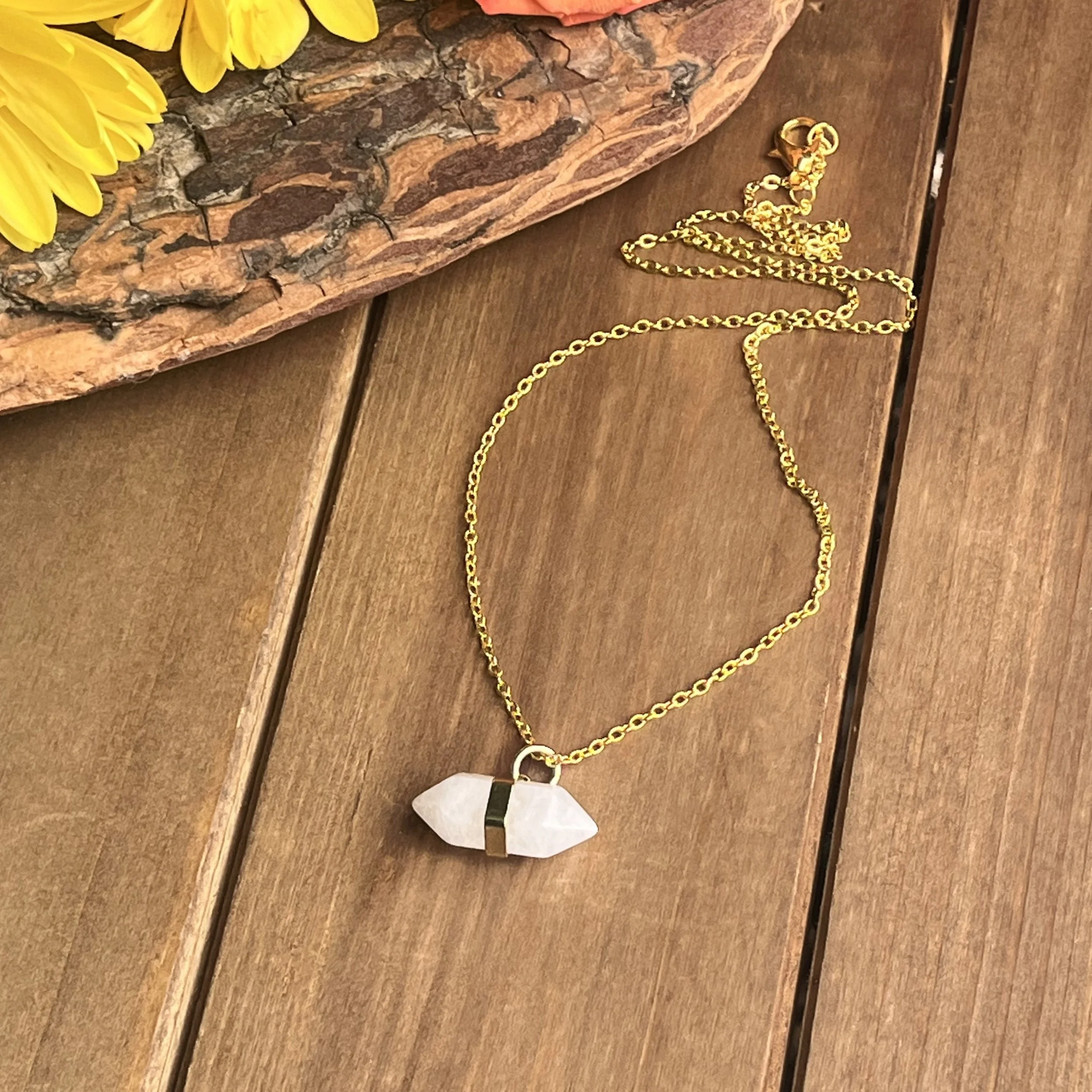 Quartz necklace with point