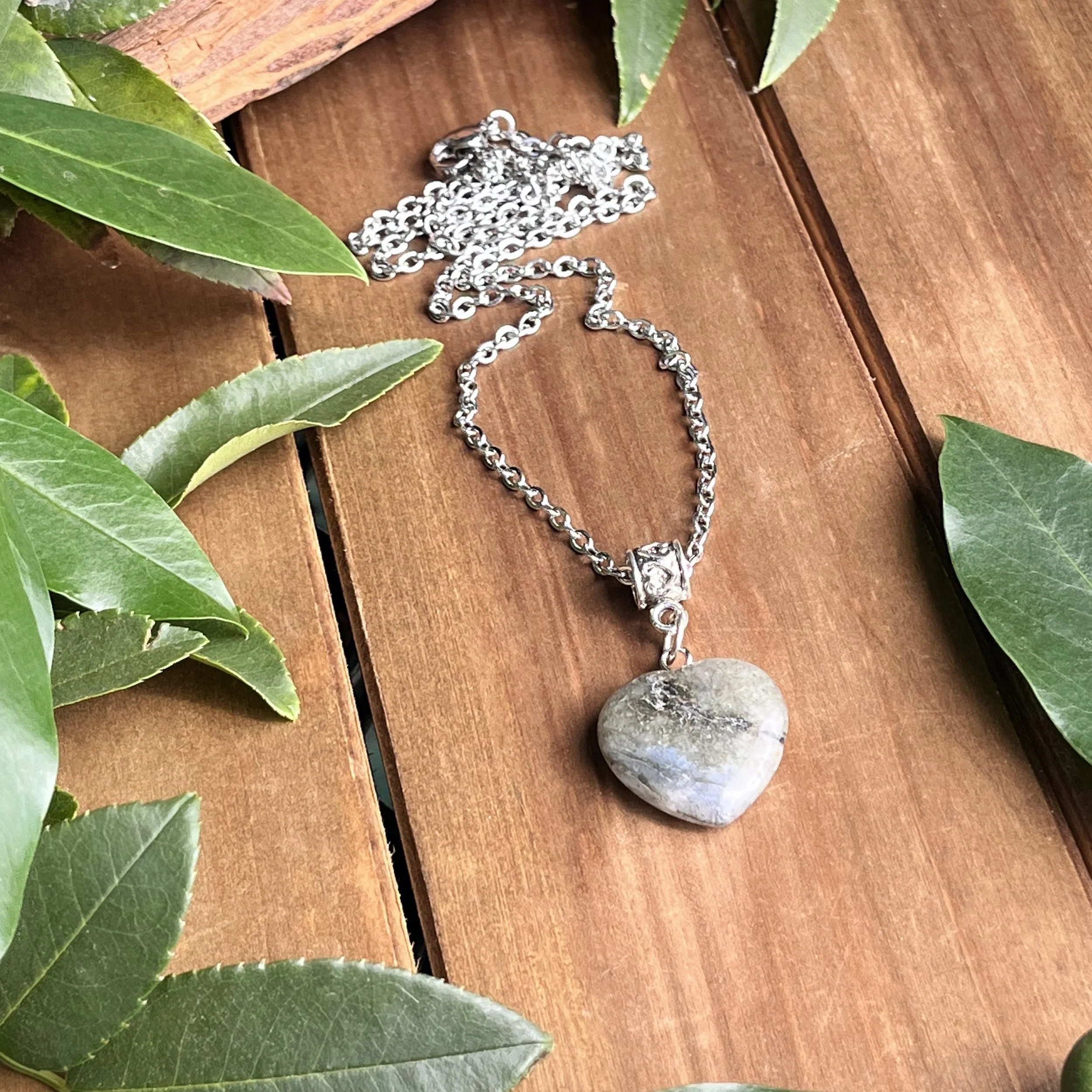 Labradorite gemstone necklace for protection
